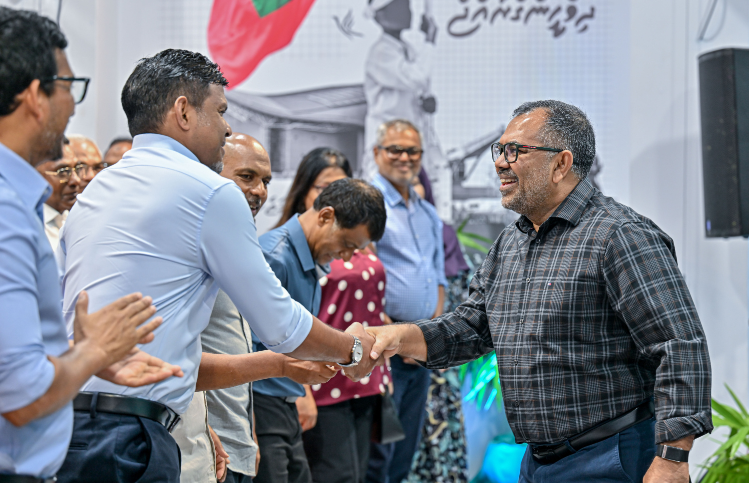 ޕީއެންސީން މިރޭ ބޭއްވި ޖަގަހަ ޖަލްސާގައި ނައިބު ރައީސް ހުސައިން، ކުރީގެ ފިނޭންސް މިނިސްޓަރު ޒަމީރާ ސަލާން ކުރައްވަނީ.