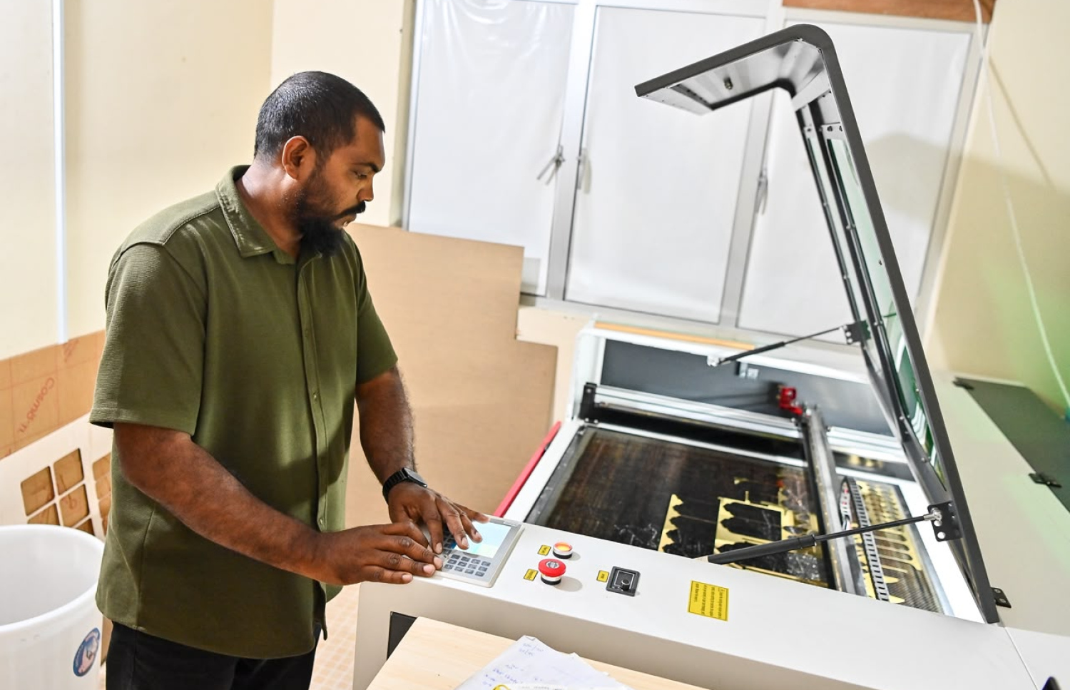 ހެޕީ، އެންގްރޭވްގެ މަސައްކަތެއްގައި.-- ފޮޓޯ: ފަޔާޒު މޫސާ/ މިހާރު