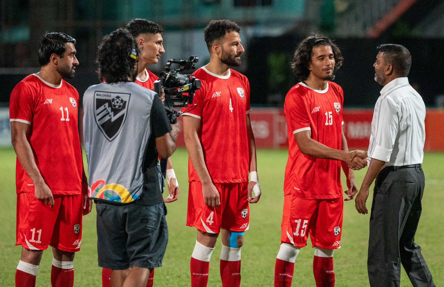 ޑައިމަންޑް ޖުބިލީ އިންޓަނޭޝަނަލް މުބާރާތުގެ ފައިނަލް މެޗުގެ ޝަރަފުވެރި މެހުމާން ސްޕޯޓްސް މިނިސްޓަރު ރާފިއު ކުޅުންތެރިންނާ ސަލާން ކުރައްވަނީ --- މިހާރު ފޮޓޯ/ފަޔާޒު މޫސާ