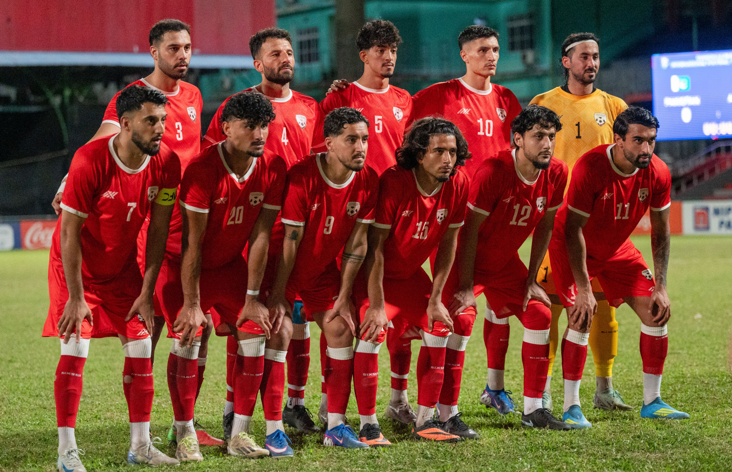 ޑައިމަންޑް ޖުބިލީ އިންޓަނޭޝަނަލް މުބާރާތުގެ ފައިނަލް މެޗު ފެށުމުގެ ކުރިން އަފްގާނިސްތާންގެ ޓީމުގެ ކުޅުންތެރިން ފޮޓޯއަކަށް ހުއްޓިލައިގެން --- މިހާރު ފޮޓޯ/ފަޔާޒު މޫސާ