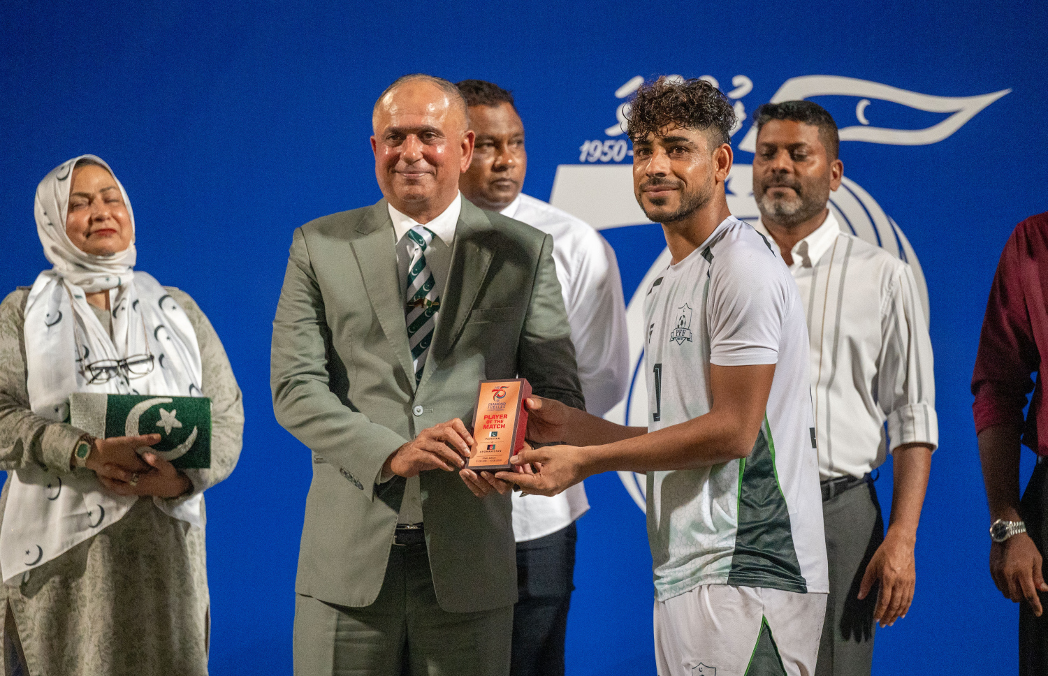 ޑައިމަންޑް ޖުބިލީ އިންޓަނޭޝަނަލް މުބާރާތުގެ ފައިނަލް މެޗުގެ މޮޅު ކުޅުންތެރިއަކަށް ހޮވުނު ޕާކިސްތާންގެ ކުޅުންތެރިޔާއަށް ޓްރޮފީ ހަވާލުކޮށްދެނީ --- މިހާރު ފޮޓޯ/ފަޔާޒު މޫސާ