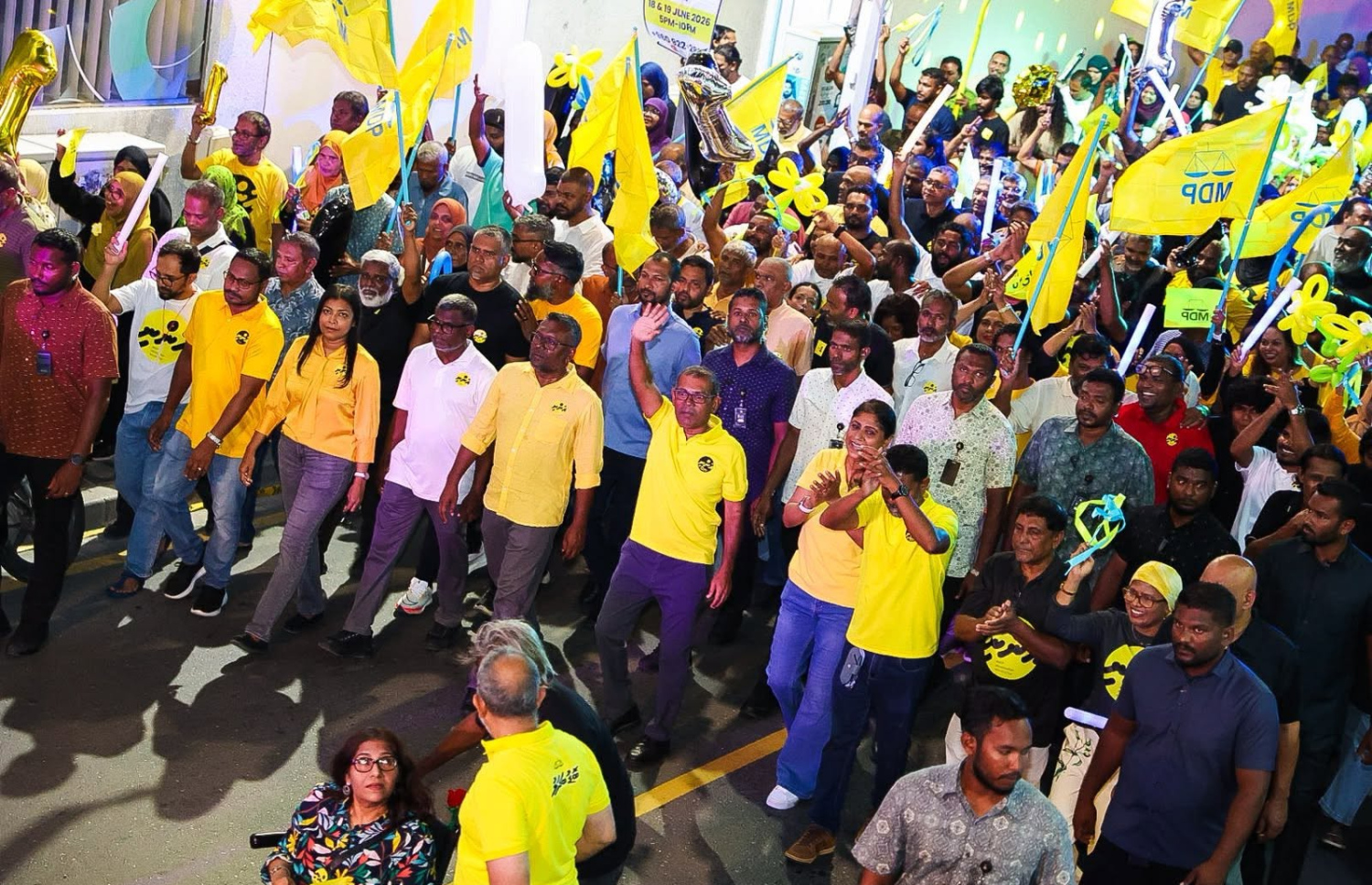 ނަޝީދުގެ ކެމްޕެއިން ނިންމުމަށް މިރޭ ބޭއްވި ހިނގާލުމުގައި އެ މަނިކުފާނާއި ޕާޓީގެ އިސްވެރިން ބައިވެރިވެވަޑައިގަންނަވަނީ.-- ފޮޓޯ: ސޯޝަލް މީޑިއާ
