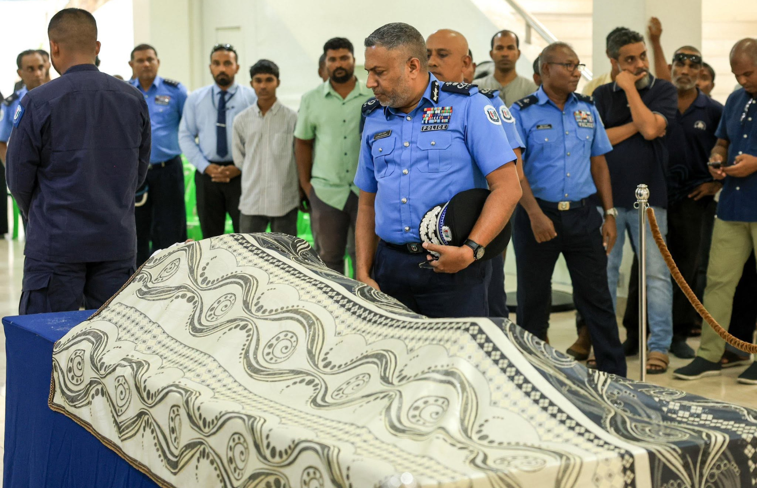 ޕޮލިސް އޮޕަރޭޝަންގައި އުޅެނިކޮށް ނިޔާވި އާސިފްގެ ޖަނާޒާގައި، ޕޮލިސް ކޮމިޝަނަރު އަހުމަދު މުހައްމަދު ބައިވެރިވެވަޑައިގަންނަވަނީ. -- ފޮޓޯ: ޕޮލިސް