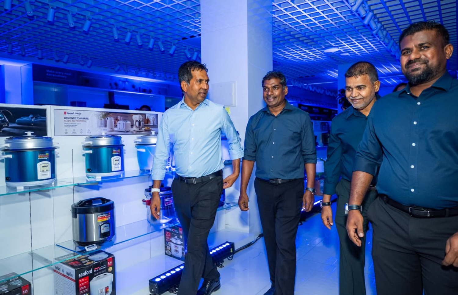 މިނިސްޓަރު ސައީދު އެސްޓީއޯގެ އިސްވެރިންނާއި އެކު އެސްޓީއޯ ޕީޕަލްސް ޗޮއިސްގެ ފުރަތަމަ ފަންގިފިލާ ބައްލަވާ ލައްވަނީ. -- ފޮޓޯ: ނިޝާން އަލީ | މިހާރު
