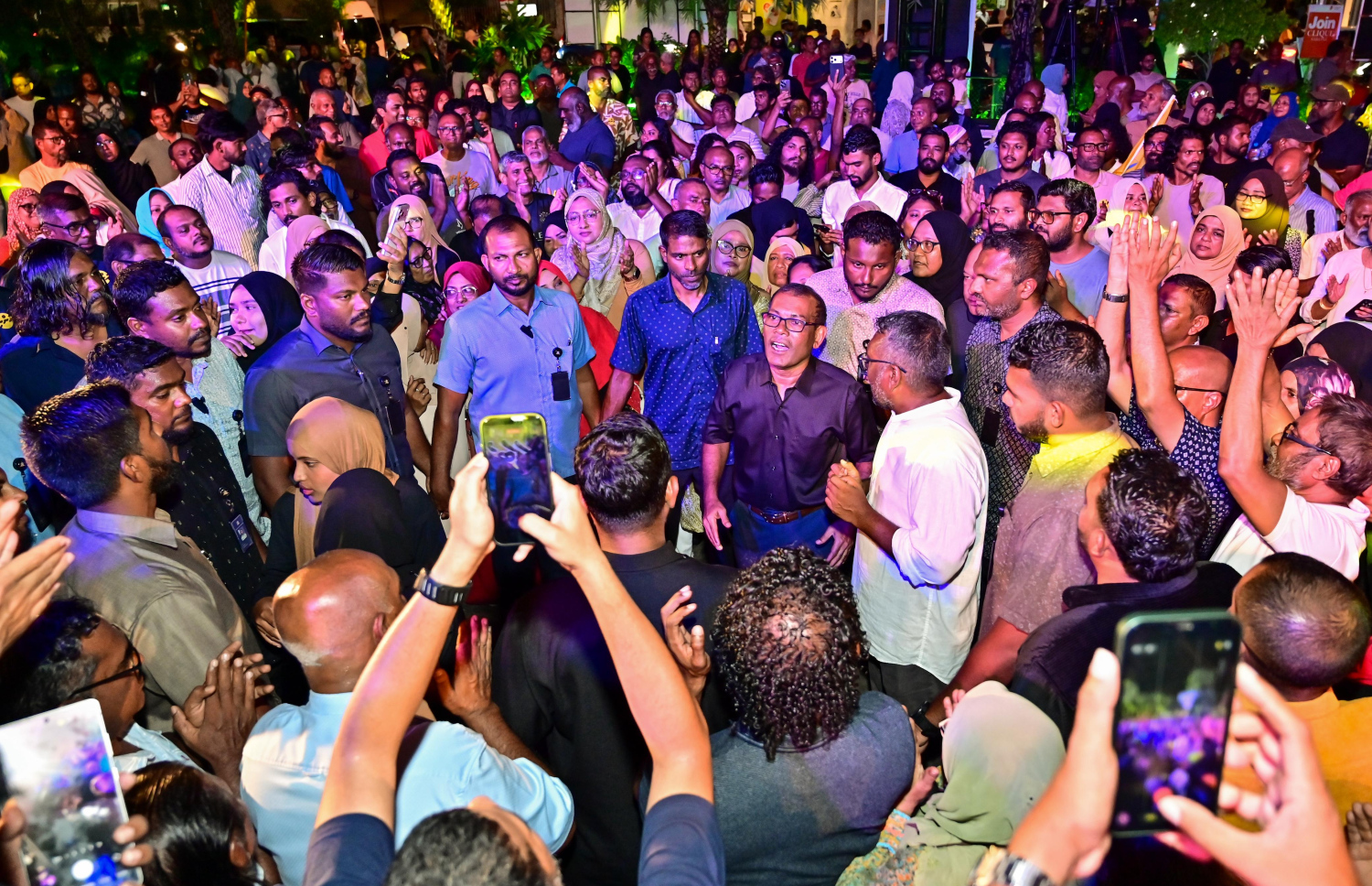 އެމްޑީޕީގެ ޗެއާޕާސަންކަމުގެ އިންތިހާބު ނަޝީދު ކާމިޔާބު ކުރެއްވުމުން އާޓިފިޝަލް ބީޗުގައި މިރޭ އުފާ ފާޅުކުރަނީ. --ފޮޓޯ: ފަޔާޒް މޫސާ | މިހާރު