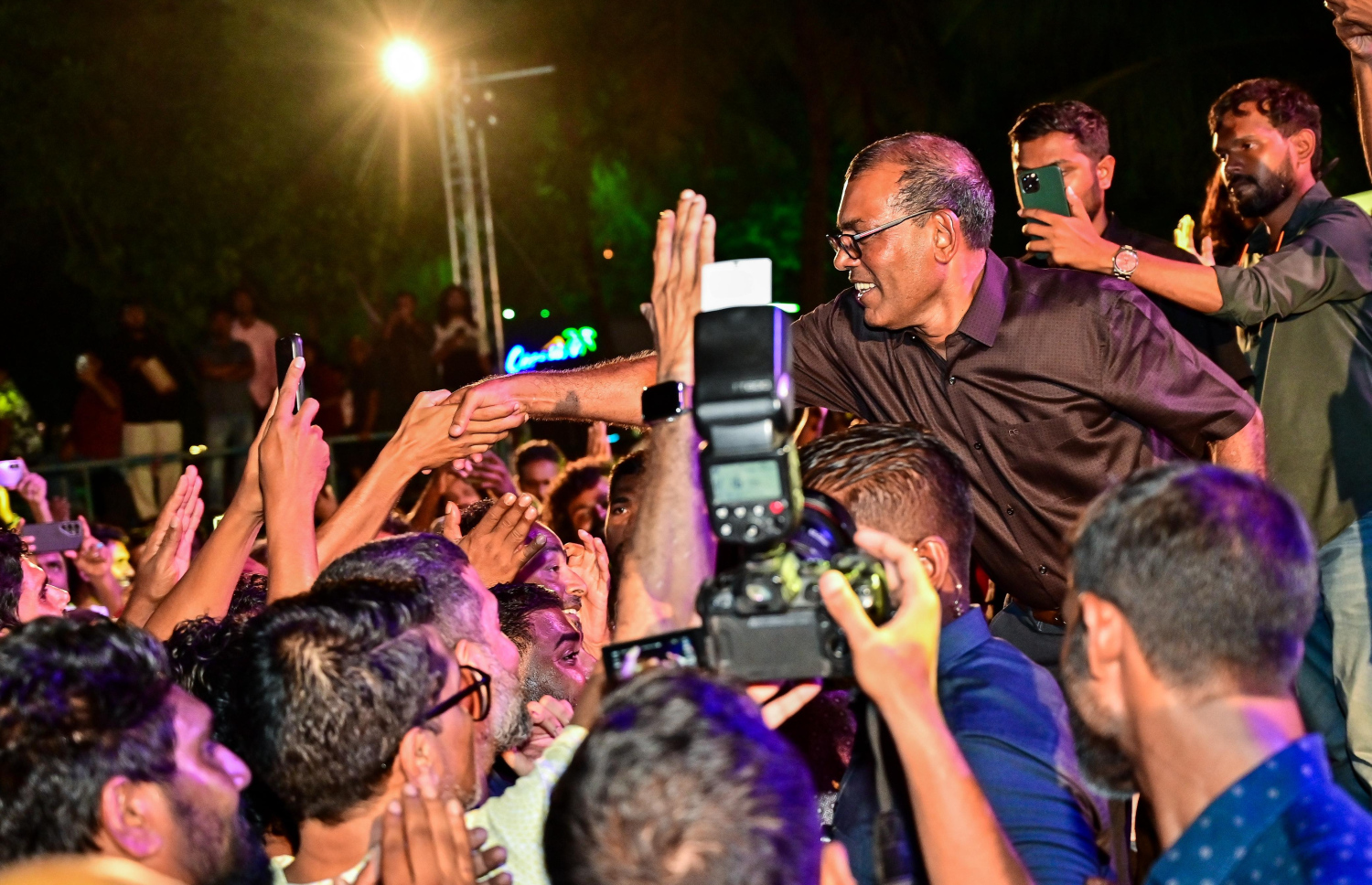 އެމްޑީޕީގެ ޗެއާޕާސަންކަމުގެ އިންތިހާބު ނަޝީދު ކާމިޔާބު ކުރެއްވުމުން އާޓިފިޝަލް ބީޗުގައި މިރޭ އުފާ ފާޅުކުރަނީ. --ފޮޓޯ: ފަޔާޒް މޫސާ | މިހާރު