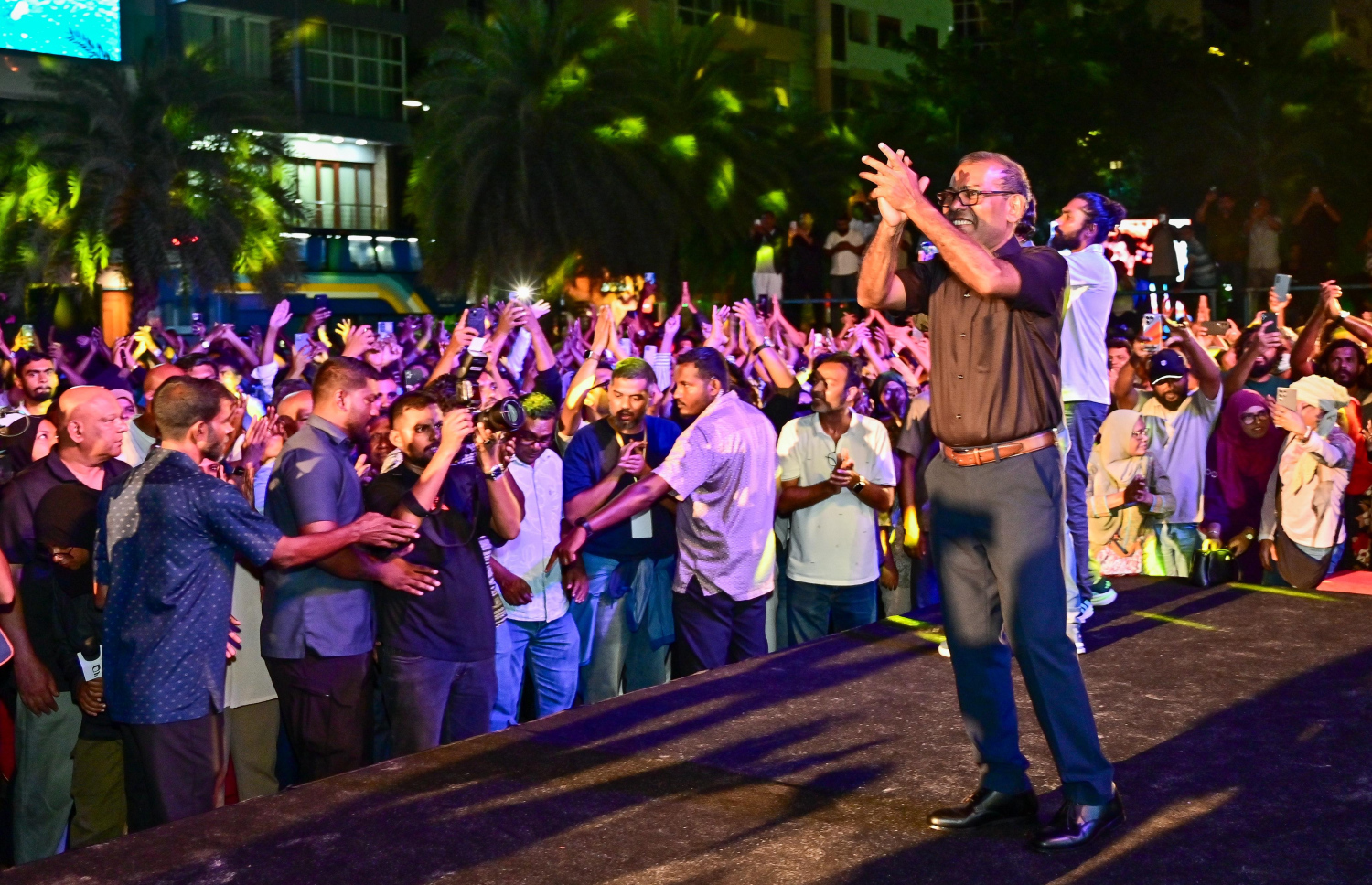 އެމްޑީޕީގެ ޗެއާޕާސަންކަމުގެ އިންތިހާބު ނަޝީދު ކާމިޔާބު ކުރެއްވުމުން އާޓިފިޝަލް ބީޗުގައި މިރޭ އުފާ ފާޅުކުރަނީ. --ފޮޓޯ: ފަޔާޒް މޫސާ | މިހާރު