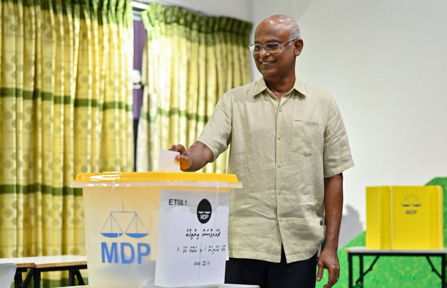 އެމްޑީޕީ ޗެއާޕާސަން ހޮވުމަށް ބޭއްވި އިންތިހާބުގައި ކުރީގެ ރައީސް އިބްރާހިމް މުހައްމަދު ސޯލިހް ވޯޓުލައްވަނީ: އެ މަނިކުފާނު ތާއީދު ކުރެއްވި ކެންޑިޑޭޓް މީކާއިލް ނަސީމް ވީ ބަލި.--- ފޮޓޯ: ފަޔާޒު މޫސާ | މިހާރު