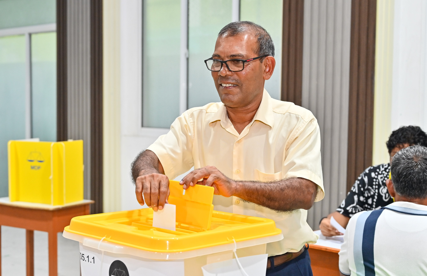 އެމްޑީޕީގެ ޗެއާޕާސަންގެ އިންތިހާބުގައި ވާދަކުރެއްވި ކުރީގެ ރައީސް މުހައްމަދު ނަޝީދު ވޯޓުލައްވަނީ: އެ މަނިކުފާނު އެ އިންތިހާބު ކާމިޔާބު ކުރެއްވީ ބޮޑު އަޣުލަބިއްޔަތަކުން.---ފޮޓޯ: ފަޔާޒު މޫސާ| މިހާރު