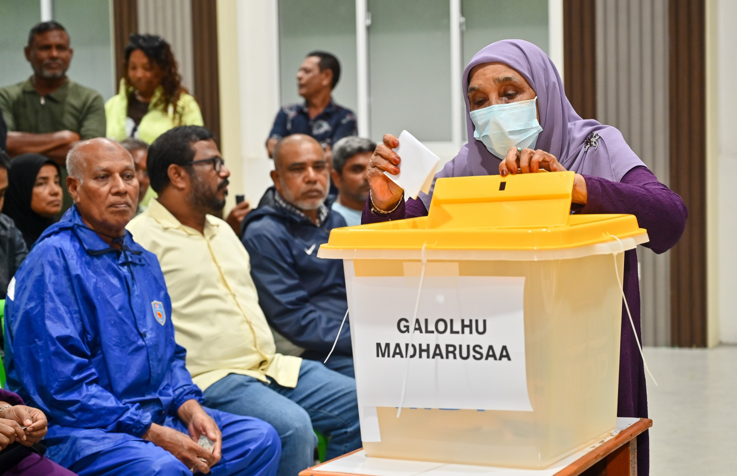 މައި އިދިކޮޅު ޕާޓީ، އެމްޑީޕީގެ ޗެއާޕާސަން ހޮވުމުގެ އިންތިހާބުގައި މީހަކު ވޯޓުލަނީ.--- ފޮޓޯ: ފަޔާޒު މޫސާ | މިހާރު