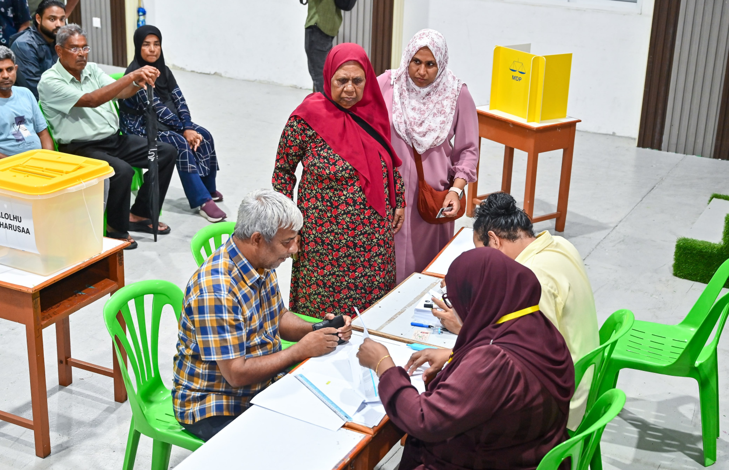 މައި އިދިކޮޅު ޕާޓީ، އެމްޑީޕީގެ ޗެއާޕާސަން ހޮވުމުގެ އިންތިހާބު ކުރިއަށް ގެންދަނީ: މިއީ ފަހުގެ ތާރީހެއްގައި އެމްޑީޕީގެ އެތެރޭގެ އިންތިހާބެއްގައި ބަހުގެ ހަމަލާތައް އެންމެ ހޫނުވި އަދި ޕާޓީގެ މިސްރާބު ބަދަލުކުރުމުގެ ވަރުގަދަ ކެމްޕޭނެއް ފެނިގެންދިޔަ ފަހަރެއް.--- ފޮޓޯ: ފަޔާޒު މޫސާ | މިހާރު