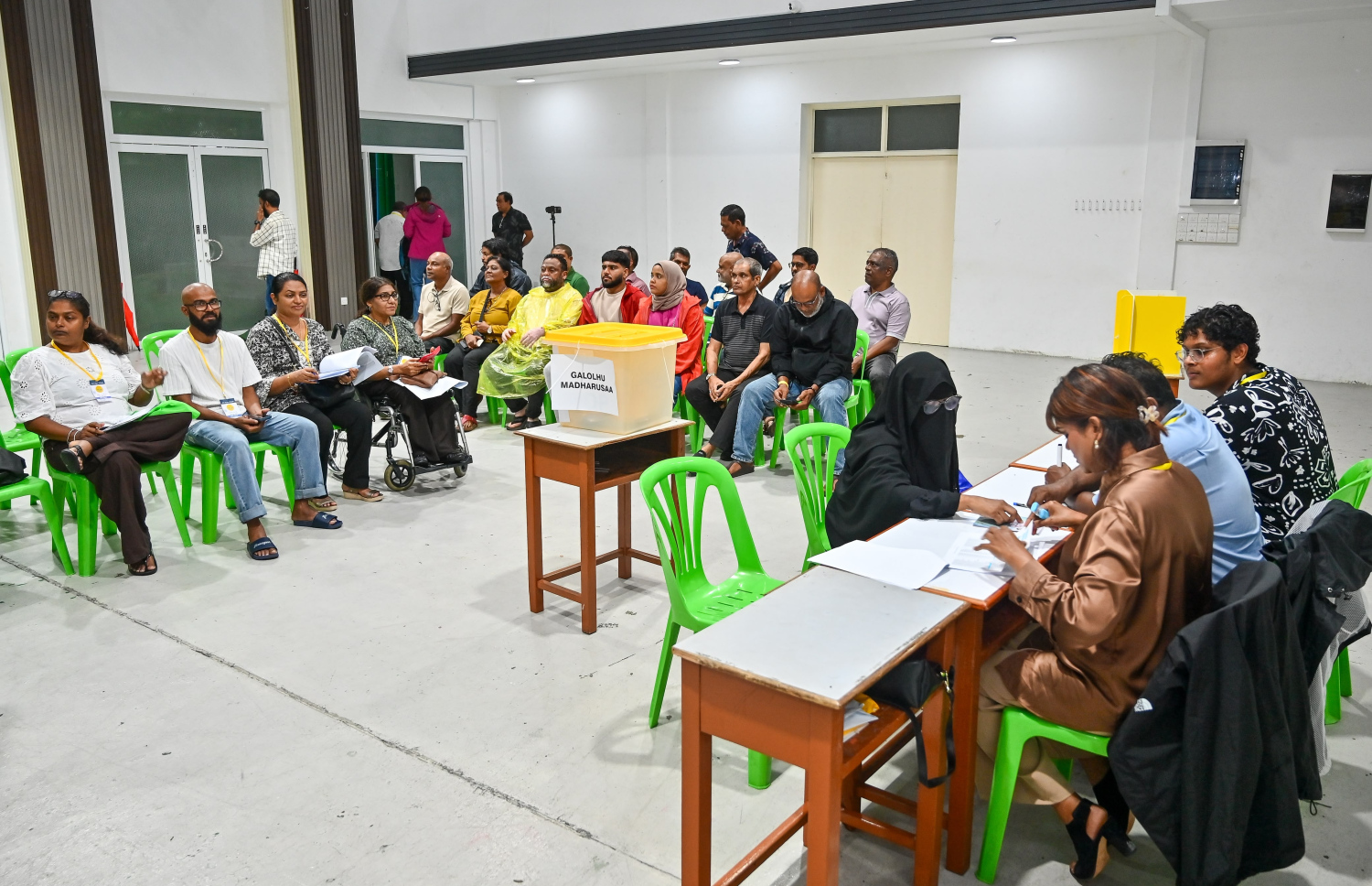 މައި އިދިކޮޅު ޕާޓީ، އެމްޑީޕީގެ ޗެއާޕާސަން ހޮވުމުގެ އިންތިހާބު ކުރިއަށް ގެންދަނީ: މި އިންތިހާބުގެ ވޯޓުލުން، ރާއްޖޭގެ މީހުން ދިރިއުޅޭ ހުރިހާ ރަށެއްގައި ކުރިއަށް ގެންދިޔަ.--- ފޮޓޯ: ފަޔާޒު މޫސާ | މިހާރު