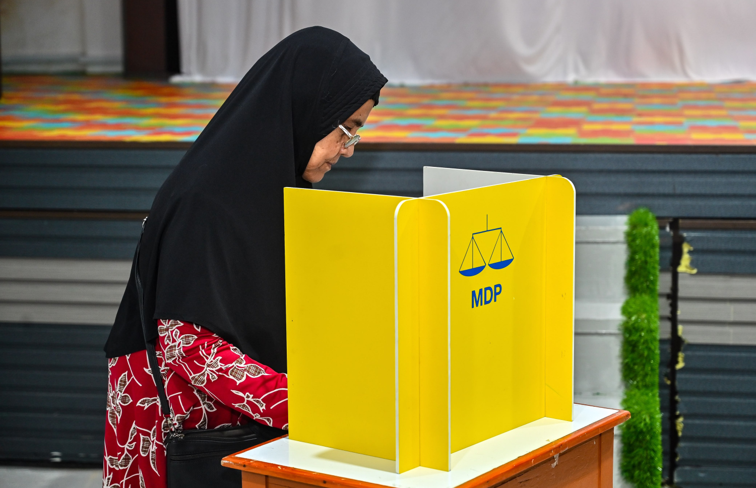 މައި އިދިކޮޅު ޕާޓީ، އެމްޑީޕީގެ ޗެއާޕާސަން ހޮވުމުގެ އިންތިހާބުގައި މީހަކު ވޯޓުލަނީ.--- ފޮޓޯ: ފަޔާޒު މޫސާ | މިހާރު