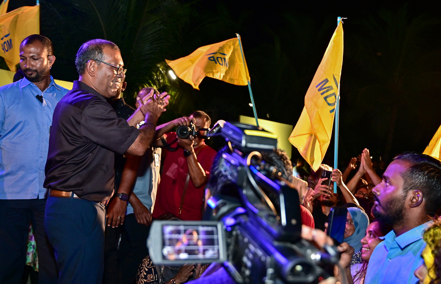 އެމްޑީޕީގެ ޗެއާޕާސަންކަމުގެ އިންތިހާބު ކުރީގެ ރައީސް މުހައްމަދު ނަޝީދު ކާމިޔާބު ކުރެއްވުމަށް ފަހު، އާޓިފިޝަލް ބީޗުގައި ބޭއްވި އުފާ ފާޅުކުރުމުގެ ހަރަކާތުގައި ބައިވެރިވެވަޑައިގަންނަވަނީ.--- ފޮޓޯ: ފަޔާޒު މޫސާ | މިހާރު
