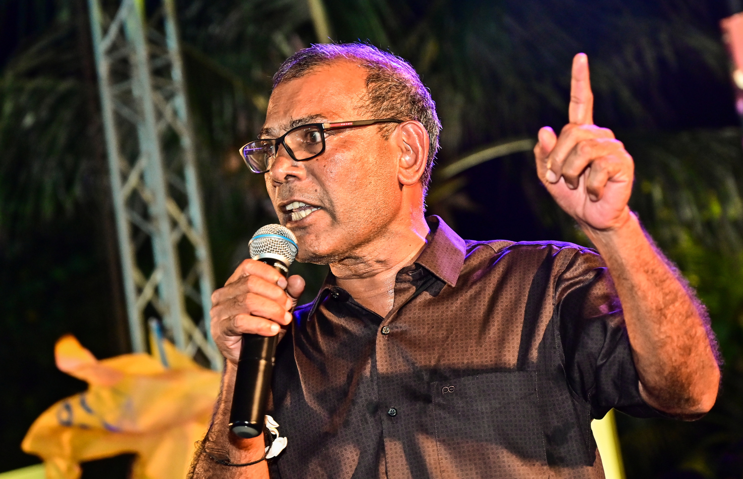 އެމްޑީޕީގެ ޗެއާޕާސަންކަމުގެ އިންތިހާބު ކުރީގެ ރައީސް މުހައްމަދު ނަޝީދު ކާމިޔާބު ކުރެއްވުމަށް ފަހު، އާޓިފިޝަލް ބީޗުގައި ބޭއްވި އުފާ ފާޅުކުރުމުގެ ހަރަކާތުގައި ވާހަކަފުޅު ދައްކަވަނީ: ސަރުކާރު ބަދަލުކުރަން އެކުގައި މަސައްކަތްކުރަން ވާދަވެރިންނަށް ނަޝީދު ދައުވަތު ދެއްވި.--- ފޮޓޯ: ފަޔާޒު މޫސާ | މިހާރު