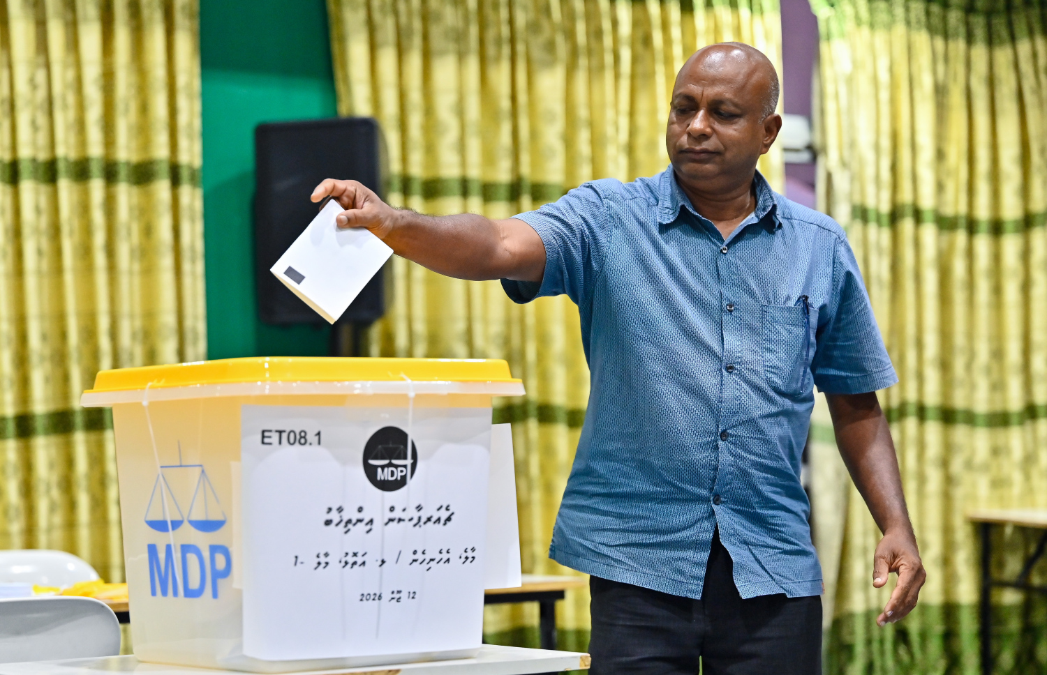 މައި އިދިކޮޅު ޕާޓީ، އެމްޑީޕީގެ ޗެއާޕާސަން ހޮވުމުގެ އިންތިހާބުގައި މީހަކު ވޯޓުލަނީ: އެމްޑީޕީއަކީ މިވަގުތު ރާއްޖޭގައި އޮތް ދެވަނައަށް އެންމެ ބޮޑު ސިޔާސީ ޕާޓީ.--- ފޮޓޯ: ފަޔާޒު މޫސާ | މިހާރު