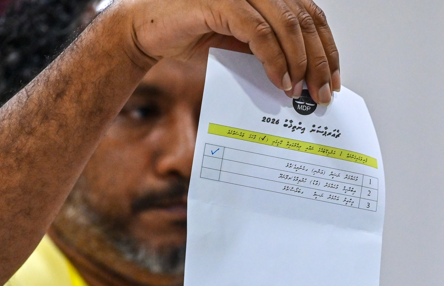 އެމްޑީޕީގެ ޗެއާޕާސަން އިންތިހާބުގެ ވޯޓު ގުނުމުގެ މަސައްކަތް ކުރިއަށް ގެންދަނީ: މި އިންތިހާބު ކާމިޔާބު ކުރެއްވީ ކުރީގެ ރައީސް ނަޝީދު.--- ފޮޓޯ: ފަޔާޒު މޫސާ | މިހާރު