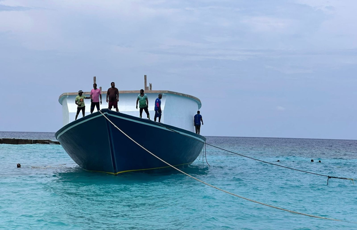 ލަންދޫ ބޯޓު އަލުން ހަދާ ބޭނުން ކުރަން ފެށުމަށް އެ ރަށު ފަޅަށް ގެންގޮސް--