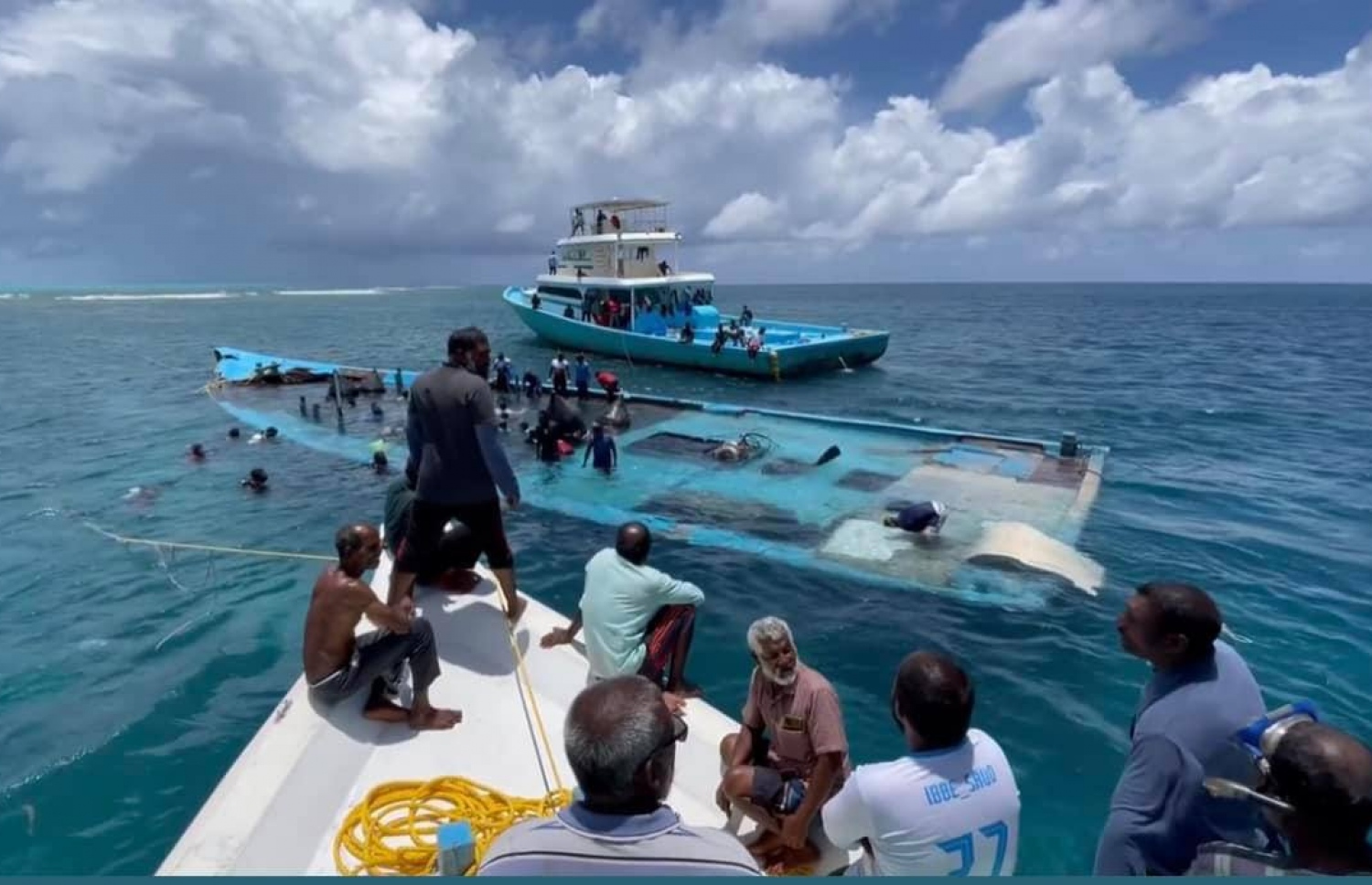 ލަންދޫ ބޯޓު އަޑިއަށް ގޮސް އޮއްވާ ބަޔަކު އެ ނެގުމަށް އެހީވަނީ.
