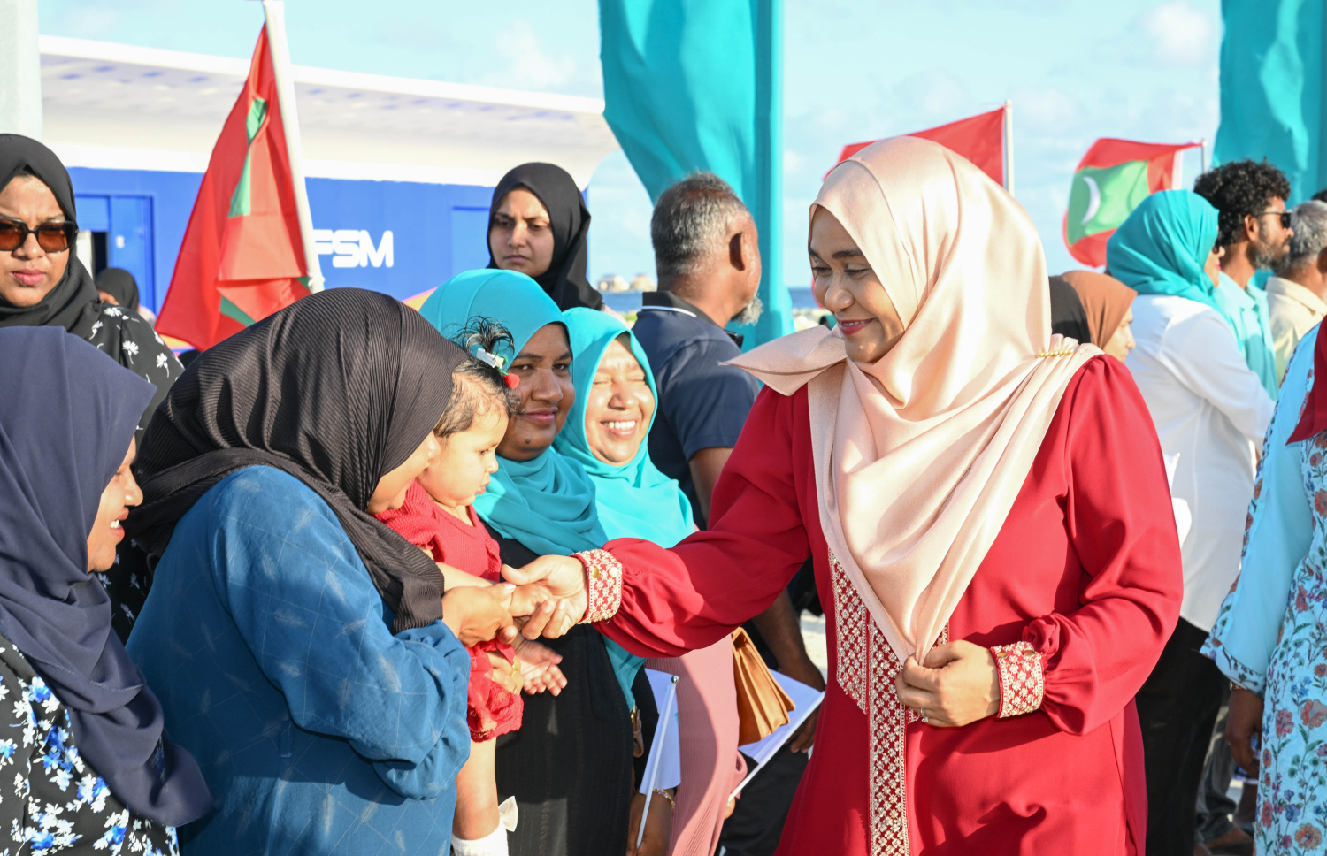 ފަސްޓް ލޭޑީ ސާޖިދާ މިއަދު ހަވީރު ދ. މީދު އަށް ވަޑައިގަތުމުން މަރުހަބާ ދަންނަވަން އެއްވި މީހުންނާ ސަލާން ކުރައްވަނީ.