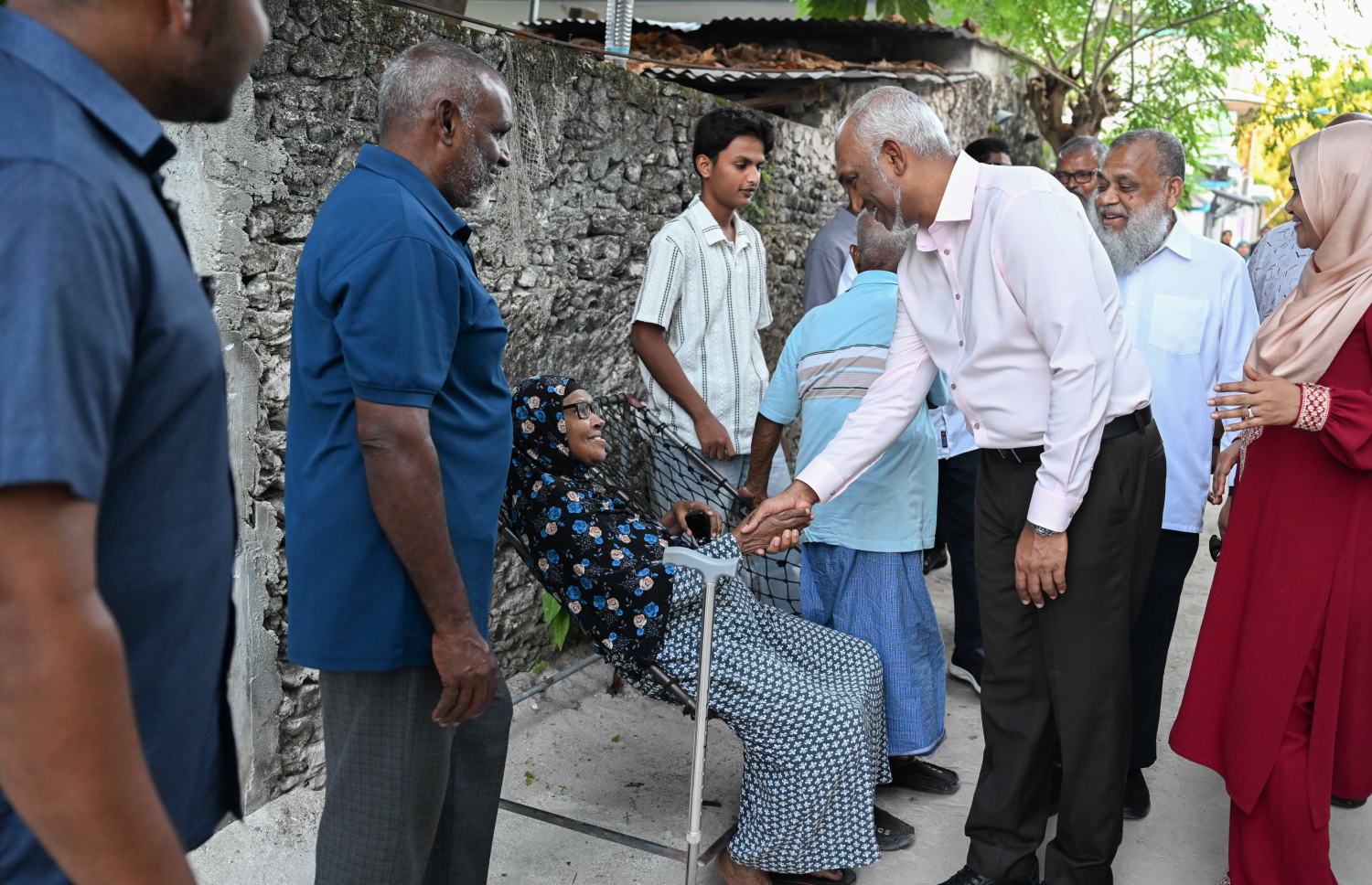 ރައީސް މުއިއްޒު ދ. މީދު އަށް މިއަދު ހަވީރު ވަޑައިގެން އުމުރުން ދުވަސްވީ މީހަކާ ސަލާން ކުރައްވަނީ.