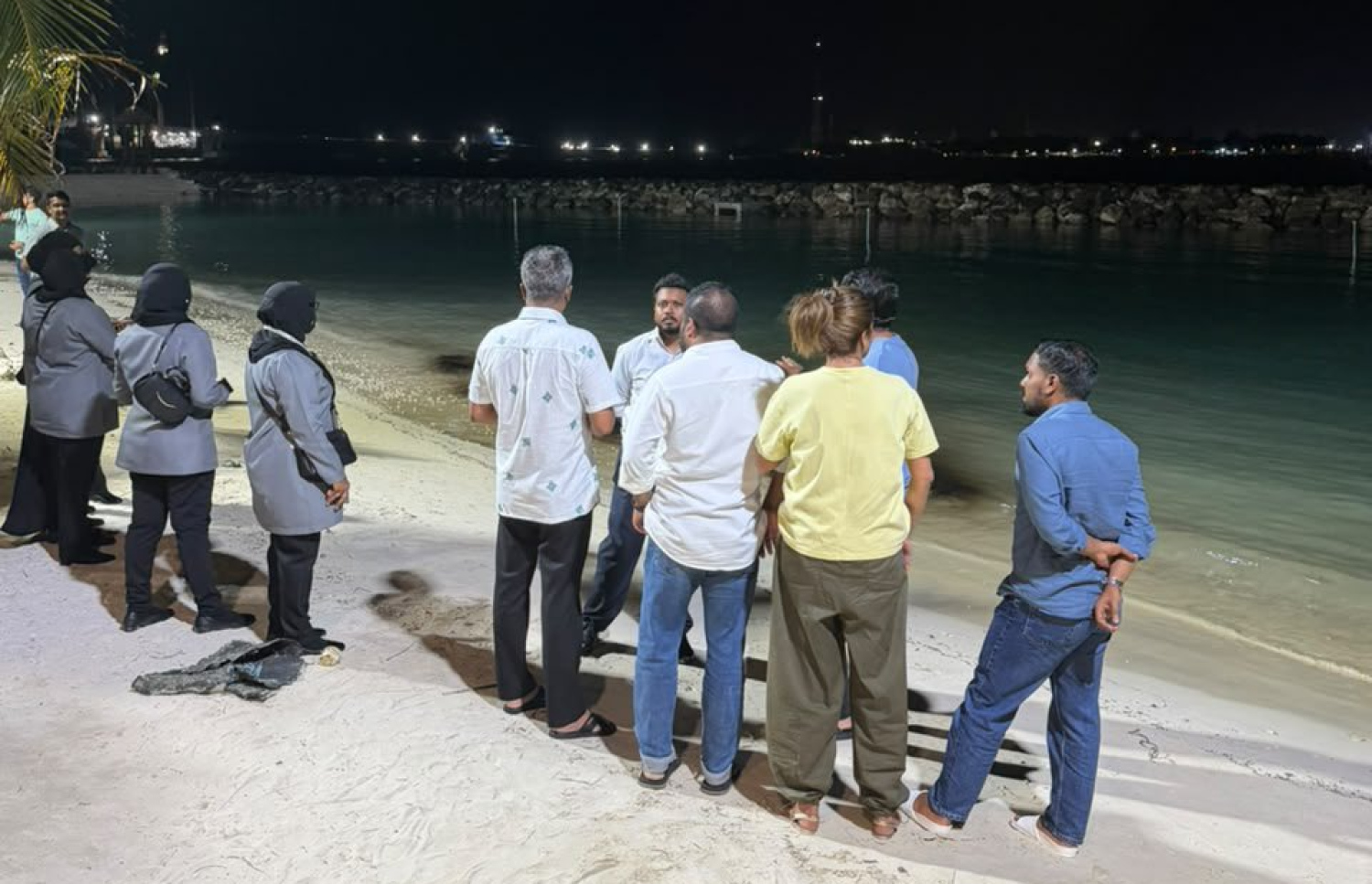 މާލެ ސިޓީ ކައުންސިލްގެ މޭޔަރު އަލީ އާޒިމާއި ބައެއް ކައުންސިލަރުންގެ އިތުރުން އެ ތަނުގެ ބައެއް މުވައްޒަފުން ރަސްފަންނު ސަރަހައްދުގައި-- ފޮޓޯ: ކައުންސިލް