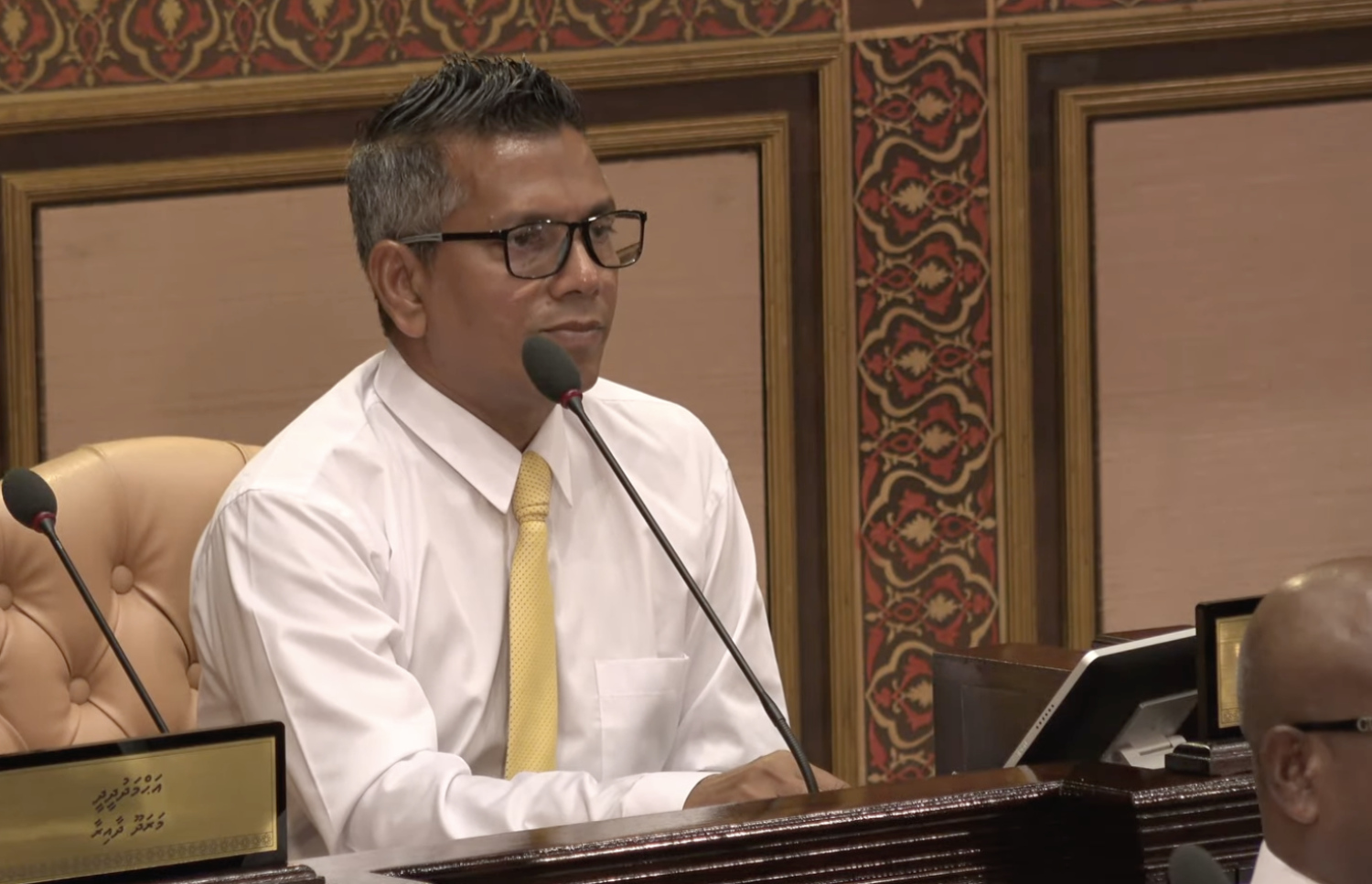 ރައްޔިތުންގެ މަޖިލީހުގެ ހިތަދޫ އުތުރު ދާއިރާގެ މެންބަރު އަބްދުﷲ ސޯދިގު މަޖިލީހުގެ ޖަލްސާއެއްގައި ބައިވެރިވެވަޑައިގަންނަވަނީ. ފޮޓޯ: މަޖިލީހުގެ އިދާރާ
