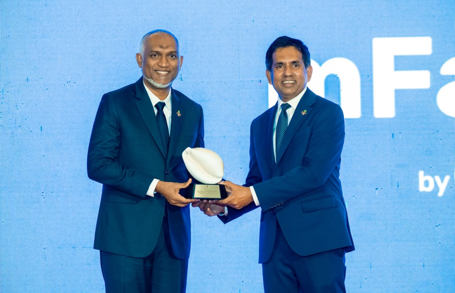 އުރީދޫން ޕޭޕަލްގެ ހިދުމަތް ރާއްޖެއަށް ތައާރަފުކުރުމަށް ބޭއްވި ރަސްމިއްޔާތުގައި ރައީސް ޑރ. މުހައްމަދު މުއިއްޒާއި އިކޮނޮމިކް މިނިސްޓަރު މުހައްމަދު ސައީދު އެ ހިދުމަތް އިފްތިތާހުކޮށްދެއްވަނީ.-- ފޮޓޯ: ނިޝާން އަލީ | މިހާރު