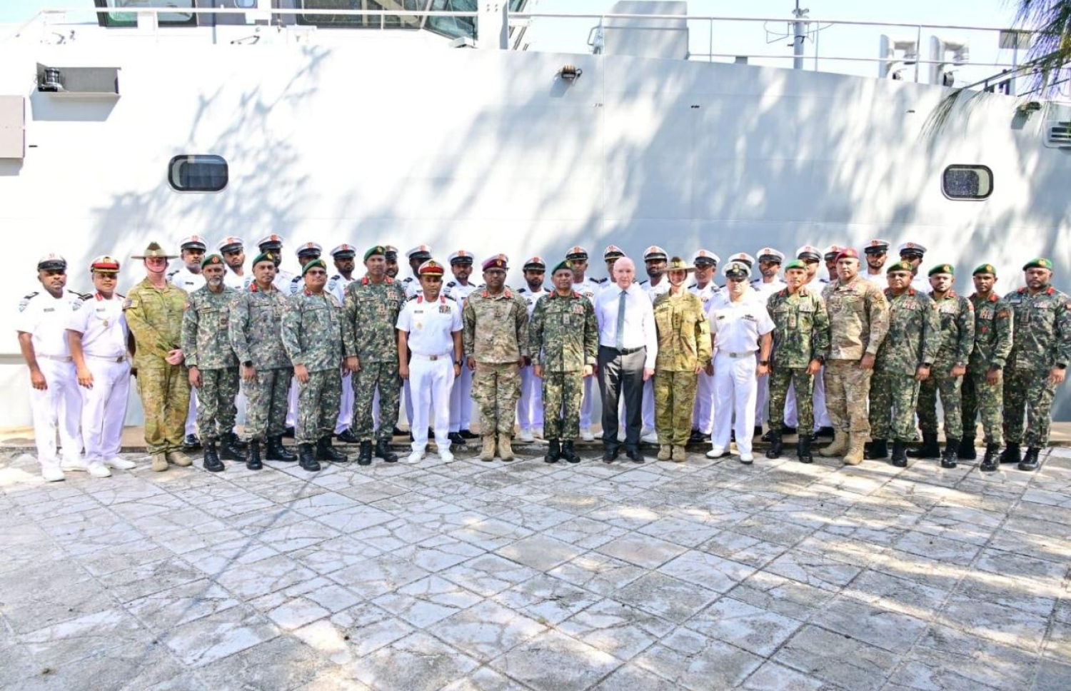 އޮސްޓްރޭލިއާއިން ރާއްޖެއަށް މަނަވަރު ހަދިޔާކުރަން މިއަދު ބޭއްވި ރަސްމިއްޔާތުގައި ދެ ގައުމުގެ ސިފައިންގެ އިސް އޮފިސަރުން އަދި އޮސްޓްރޭލިއާއިން ރާއްޖެ ކަނޑައަޅުއްވާފައިވާ ސަފީރު ބައިވެރިވެވަޑައިގަންނަވަނީ-- ފޮޓޯ: އެމްއެންޑީއެފް