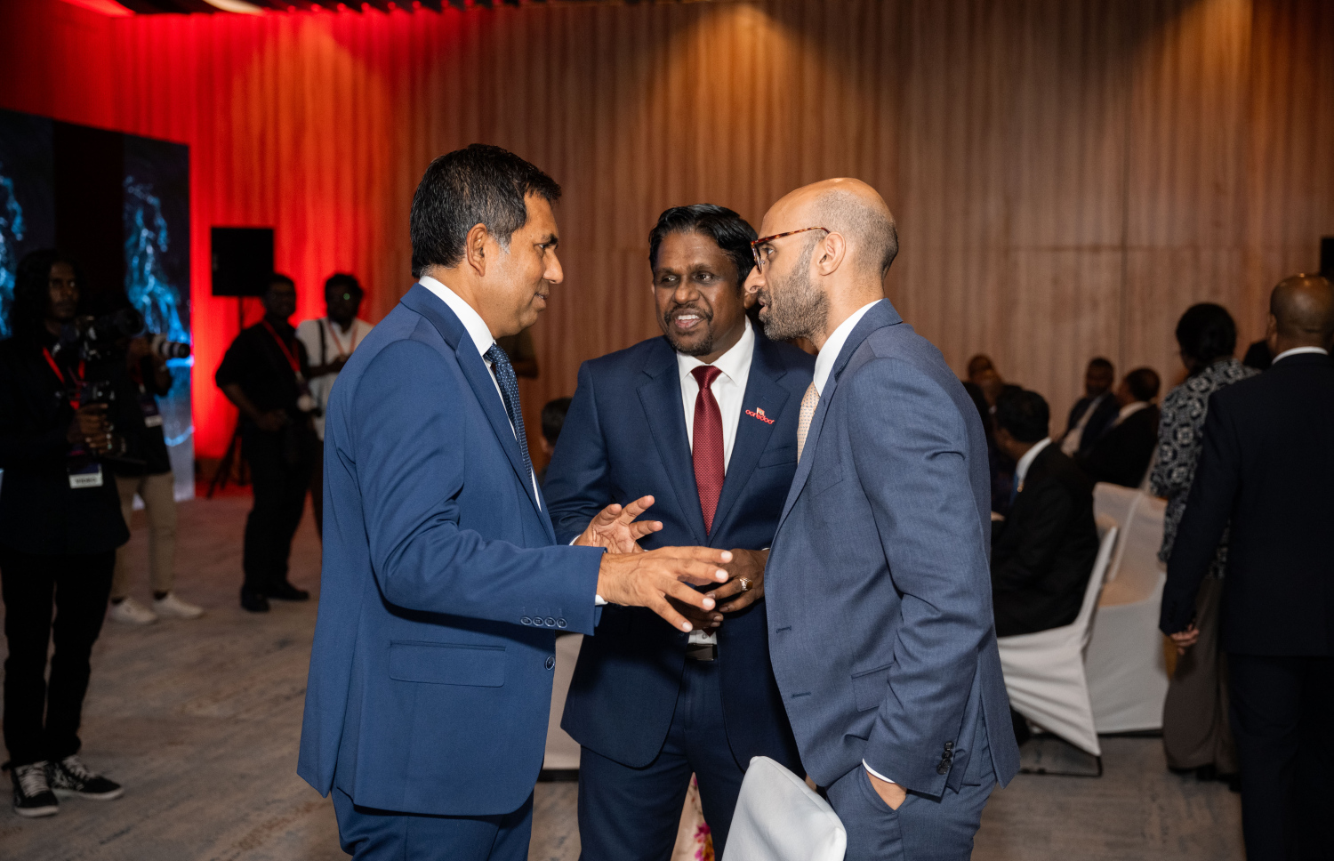 ރާއްޖެއަށް ޕޭޕަލް ތައާރަފްކުރަން ބޭއްވި ޖަލްސާގައި އިކޮނޮމިކް މިނިސްޓަރު މުހައްމަދު ސައީދު، އުރީދޫ އަދި ޕޭޕްލްގެ އިސްވެރިންނާއެކު ވާހަކަ ދައްކަވަނީ --- ފޮޓޯ: ނިޝާން އަލީ | މިހާރު