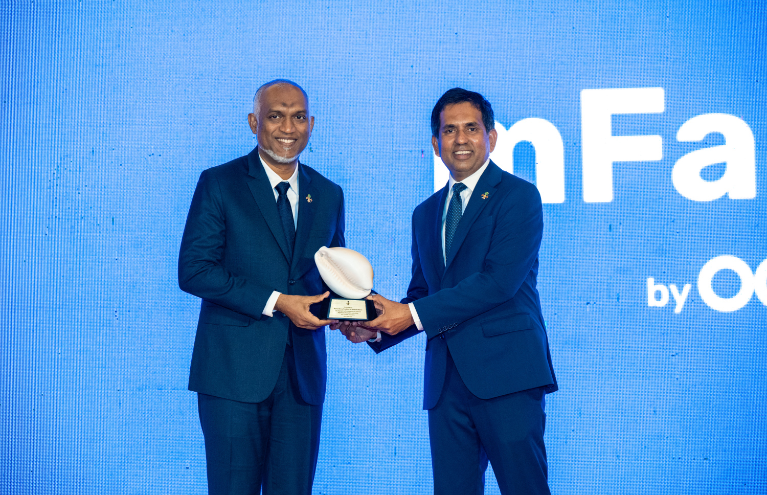 ރާއްޖެއަށް ޕޭޕަލް ތައާރަފްކުރަން ބޭއްވި ޖަލްސާގައި އިކޮނޮމިކް މިނިސްޓަރު ސައީދު ރައީސް ޑރ. މުހައްމަދު މުއިއްޒަށް ހަނދާނީ ފިލައެއް އަރުވަނީ --- ފޮޓޯ: ނިޝާން އަލީ | މިހާރު