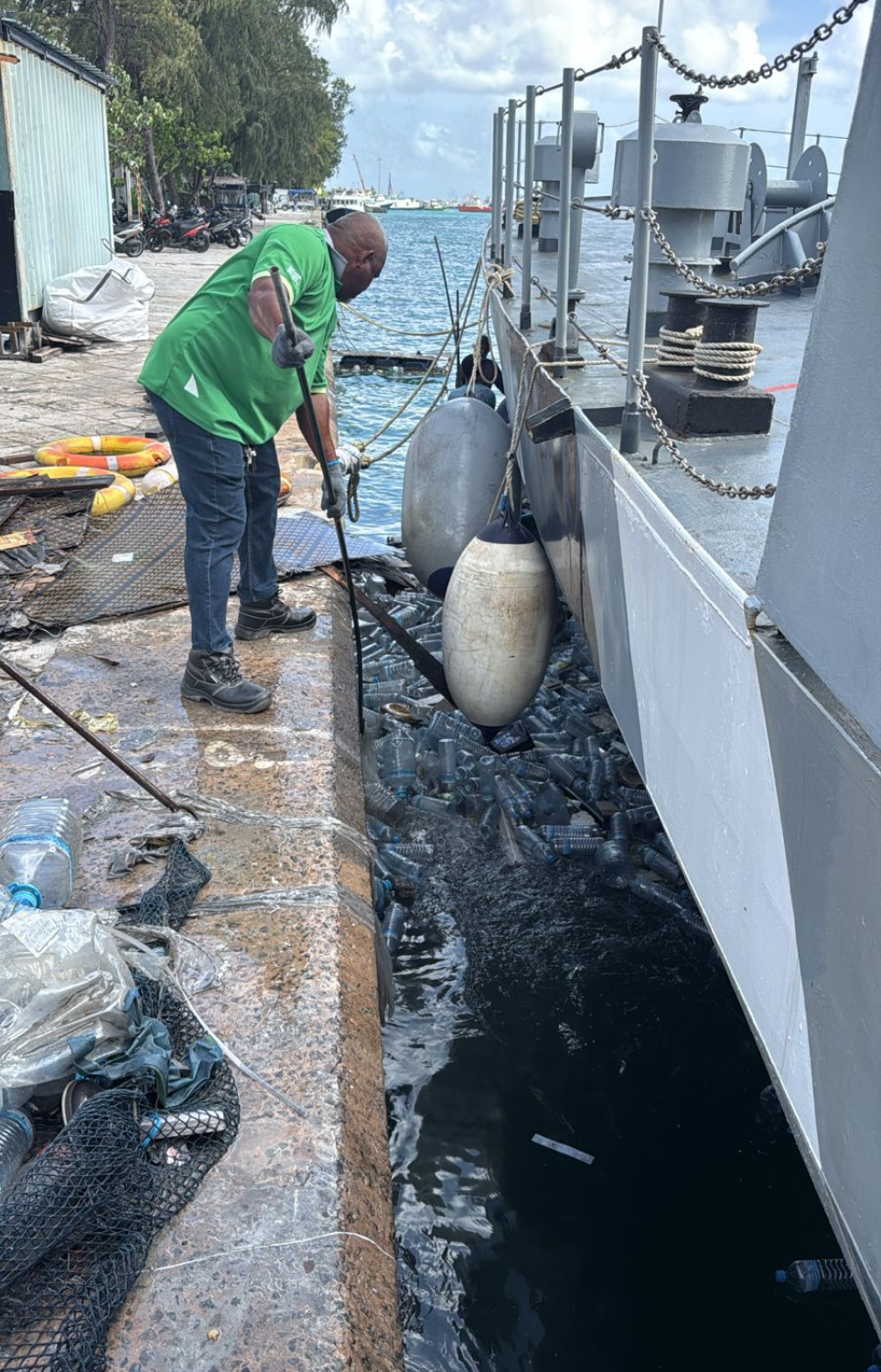 ހުޅުމާލެ ފަޅުތެރޭގައި އޮތް ކުނިބުނި އެޗްޑީސީގެ މުވައްޒަފުން ނަގަނީ.-- ފޮޓޯ: އެޗްޑީސީ