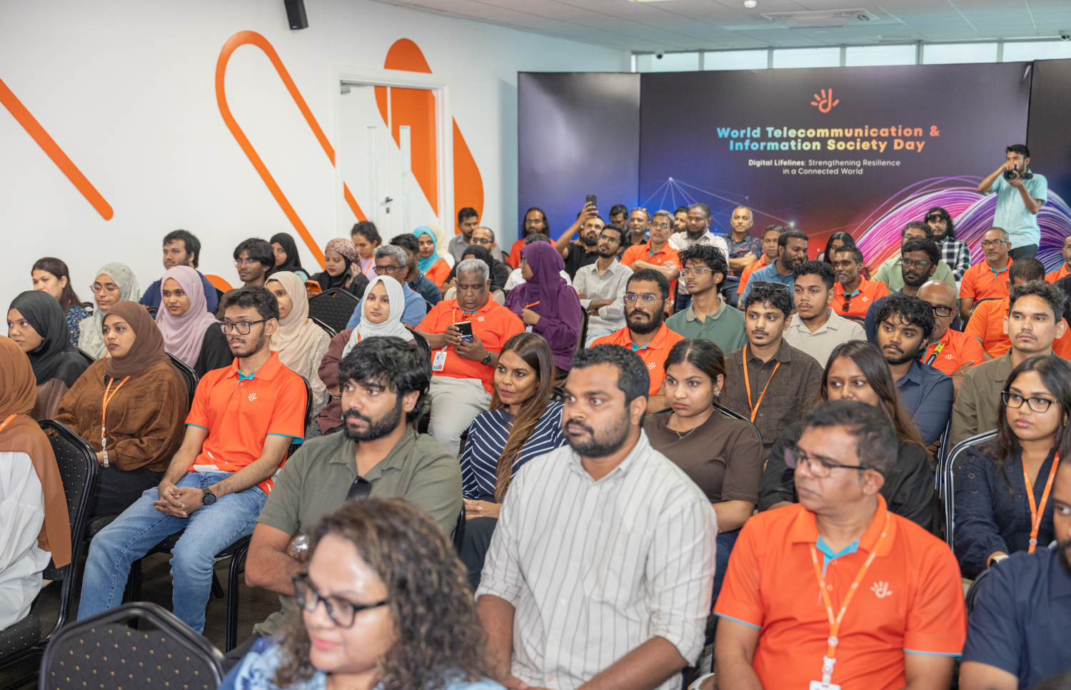 ދިރާގުގެ 'ޕިޗް ފޯ ޕާޕަސް' ޕްލެޓްފޯމް ލޯންޗުކުރުމުގެ ރަސްމިއްޔާތުގައި އެ ކުންފުނީގެ ބައެއް މުވައްޒަފުން ބައިވެރިވަނީ. -- ފޮޓޯ: ދިރާގު