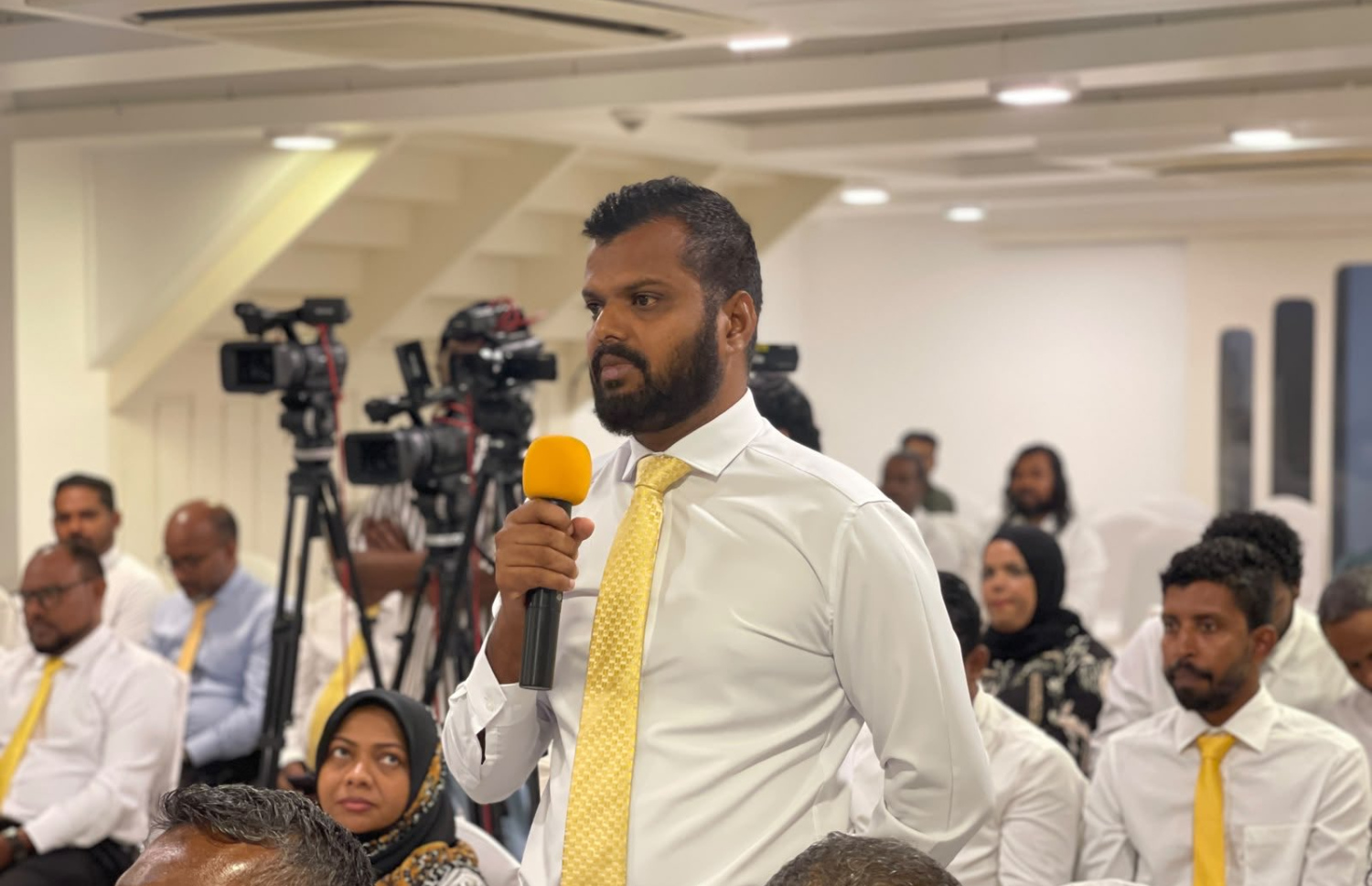 އެމްޑީޕީގެ ގައުމީ މަޖިލީހުން ރޭ ބޭއްވި ބައްދަލުވުމުގައި އެ މަޖިލީހުގެ މެމްބަރު ހުސައިން ހަސަން ވާހަކަދައްކަވަނީ. ފޮޓޯ: އެމްޑީޕީ
