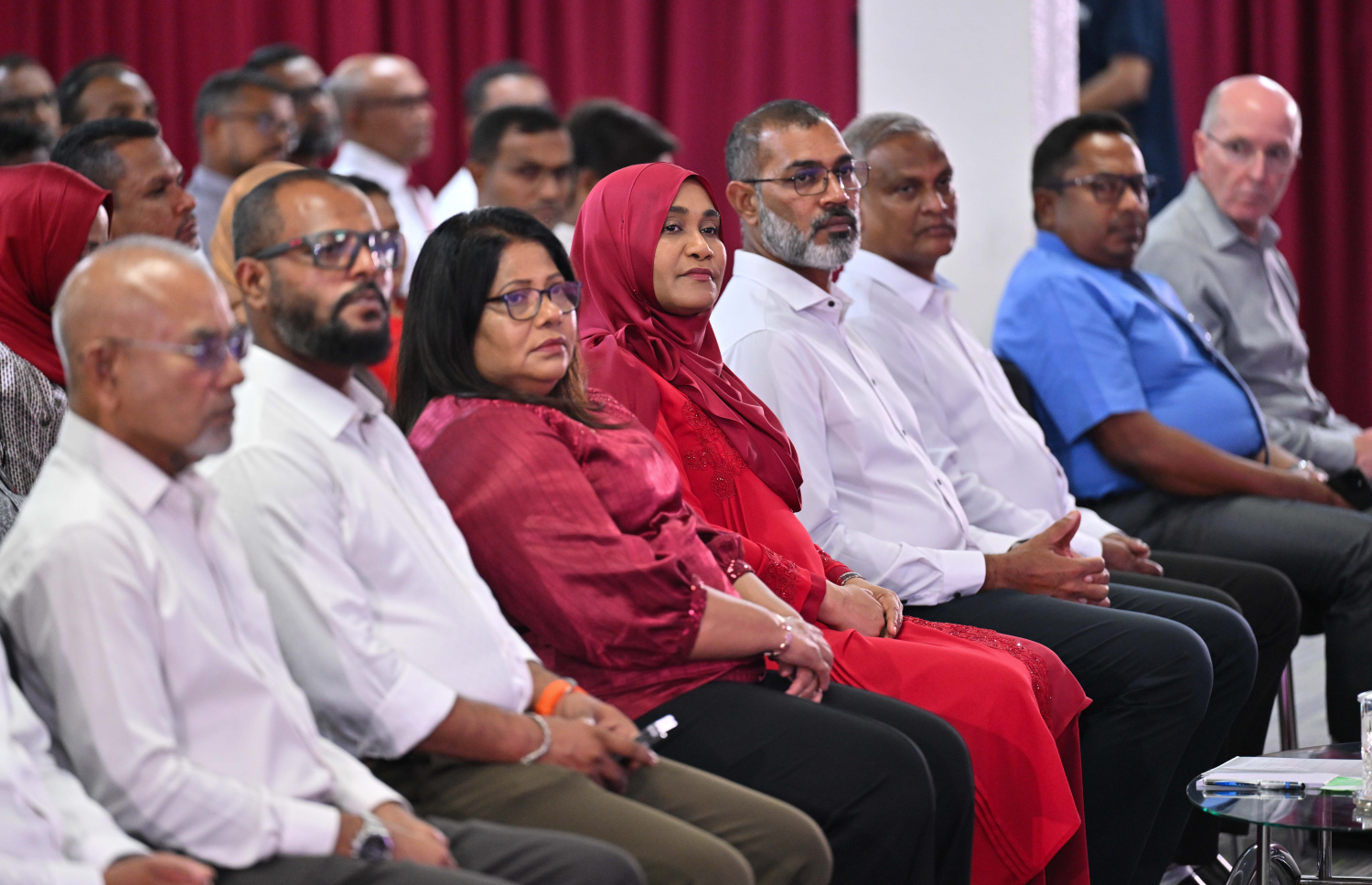 ލޭ ހަދިޔާކުރާ މީހުންގެ ދުވަސް ފާހަގަކުރަން ރޭ ބޭއްވި ރަސްމިއްޔާތުގައި ފަސްޓްލޭޑީ ސާޖިދާ އަދި ހެލްތު މިނިސްޓަރު ގީލާ އަދި މާލެ ސިޓީ ގްރޫޕް އޮފް ހޮސްޕިޓަލްސްގެ އިސްވެރިން ބައިވެރިވެވަޑައިގަންނަވަނީ.-- ފޮޓޯ: ރައީސް އޮފީސް