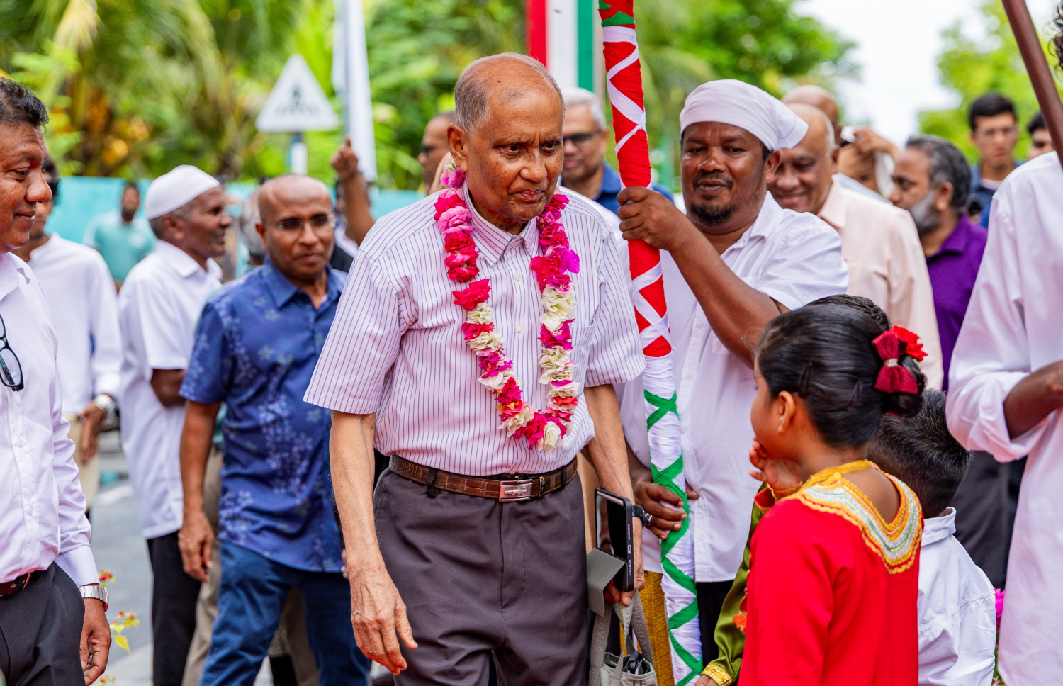 ޑިމްސް ސޯލިހުގެ ހަރަދުގައި ހުޅުދޫގައި އިމާރާތްކުރި މިސްކިތް ހުޅުވުމުގެ ރަސްމިއްޔާތަށް އޭނާ ވަޑައިގަންނަވަނީ.