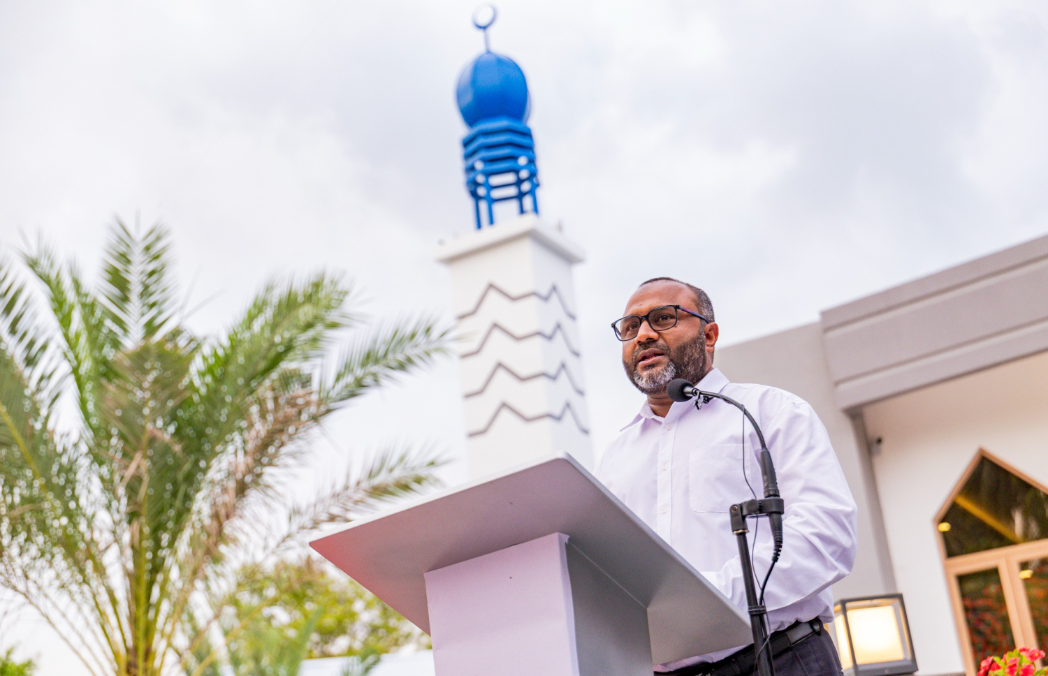 ޑިމްސް ސޯލިހުގެ ހަރަދުގައި ހުޅުދޫގައި އިމާރާތްކުރި މިސްކިތް ހުޅުވުމުގެ ރަސްމިއްޔާތުގައި މިނިސްޓަރު ޝަހީމް ވާހަކަދައްކަވަނީ.