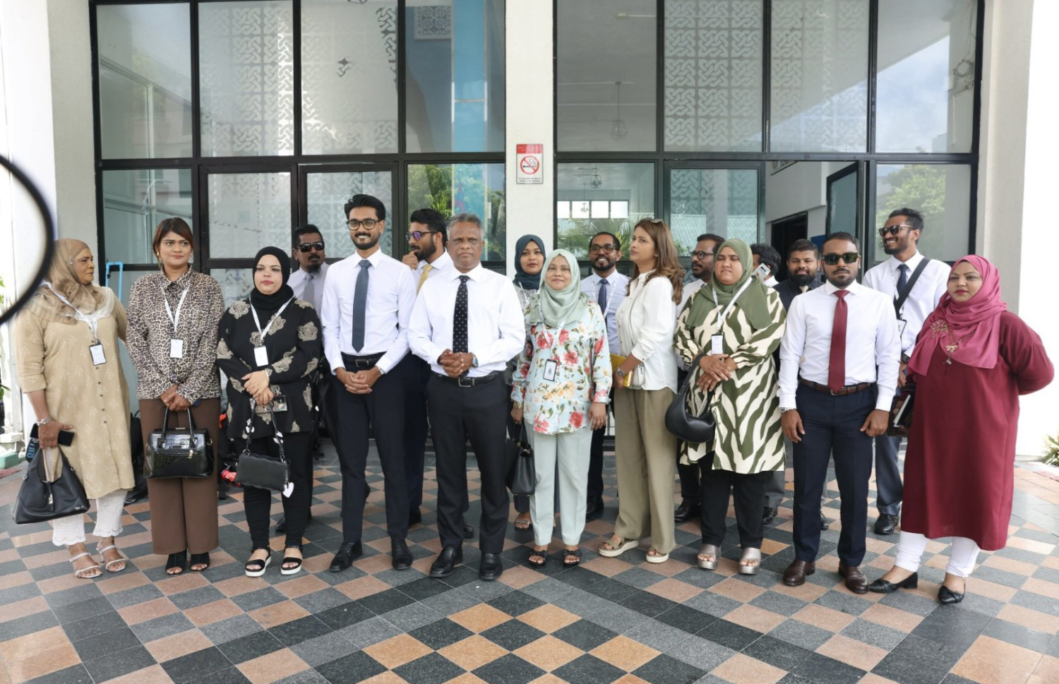 މާލޭ ސިޓީ ކައުންސިލްގެ ހުރިހާ ކައުންސިލަރުން ހައުސިން މިނިސްޓްރީގެ އިދާރާގެ ބޭރުގައި.-- ފޮޓޯ: މާލޭ ސިޓީ ކައުންސިލް