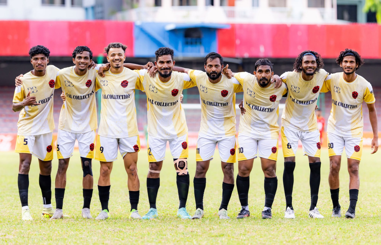 ބިސް ބުރުން ގޯލެއް ޖެހުމަށް ފަހު ޓީމުގެ ކުޅުންތެރިން އުފާފާޅުކުރުމިގެ ތެރެއިން.-- ފޮޓޯ: އެފްއޭއެމް