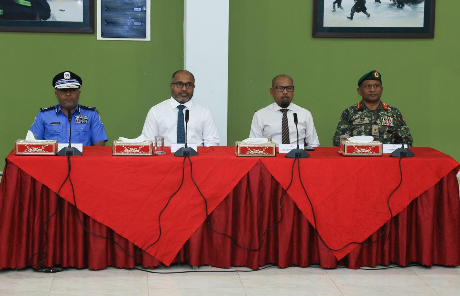 ޑައިވް އޮޕަރޭޝަންގައި ބައިވެރިވި ފުލުހުންނާއި ސިފައިންގެ އަގުވަޒަންކުރުމަށް ބޭއްވި ރަސްމިއްޔާތުގައި ސިފައިންގެ އިސް ވެރިން ބައިވެރިވަނީ-- ފޮޓޯ؛ ޕޮލިސް