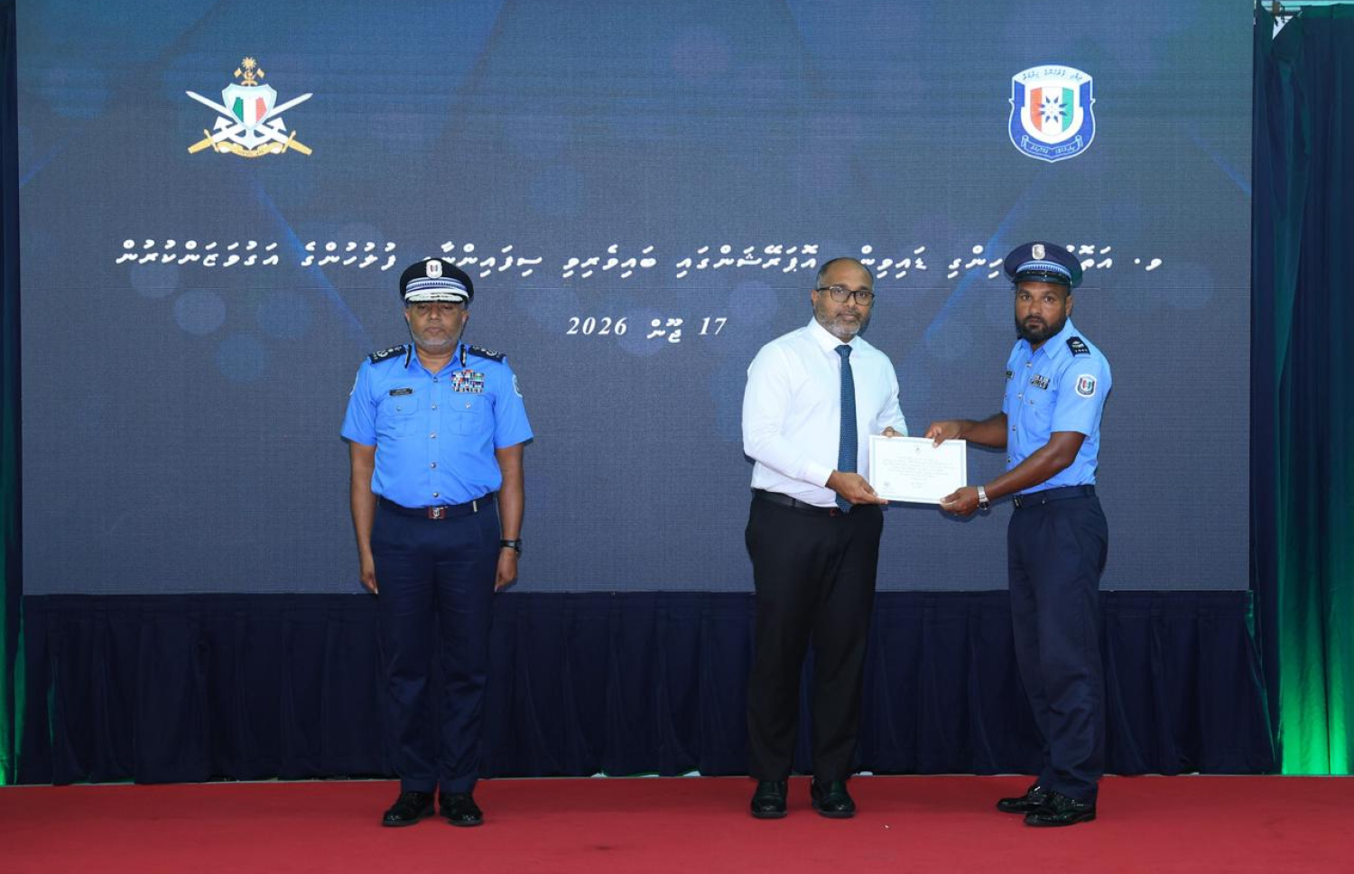 ޑައިވް އޮޕަރޭޝަންގައި ބައިވެރިވި ފުލުހުންނާއި ސިފައިންގެ އަގުވަޒަންކުރުމަށް ބޭއްވި ރަސްމިއްޔާތުގައި ސިފައިންގެ މީހަކަށް ހަނދާނީ ލިޔުން ހަވާލުކުރައްވަނީ-- ފޮޓޯ؛ ޕޮލިސް