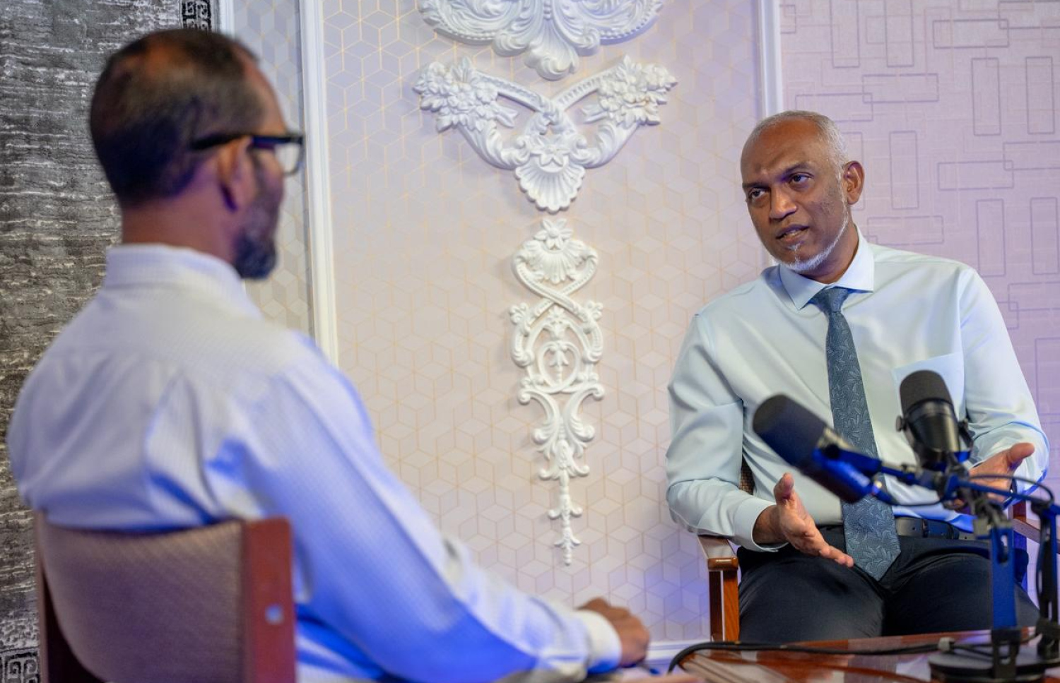 "ޕަލްސް" ޕްރޮގްރާމްގައި ރައީސް މުއިއްޒު "މިހާރު" ގެ ނަސީމްއާ މިއަދު ވާހަކަ ދައްކަވަނީ---ފޮޓޯ: ފަޔާޒު މޫސާ| މިހާރު