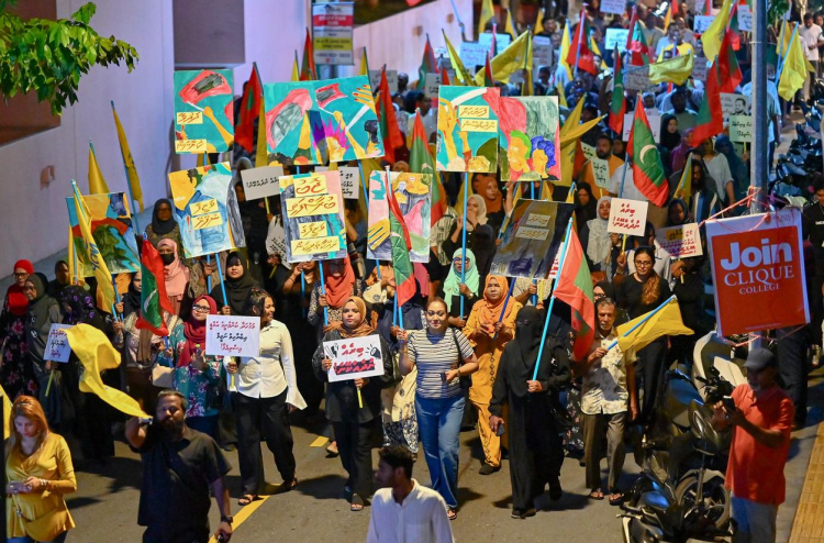 আর্থিক বিবৃতি নিয়ে তিনটি দল জরিমানা