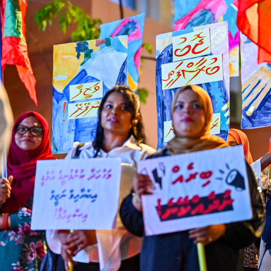 ވަޒީފާގެ ބިރު ދެއްކުން ހުއްޓާލަން ގޮވާލައި އެމްޑީޕީން މިރޭ މާލޭގައި ބޭއްވި މުޒާހަރާގައި ބައިވެރިވި ބަޔަކު، ބޯޑުތަކެއް ހިފައިގެން - މިހާރު ފޮޓޯ/ފަޔާޒު މޫސާ