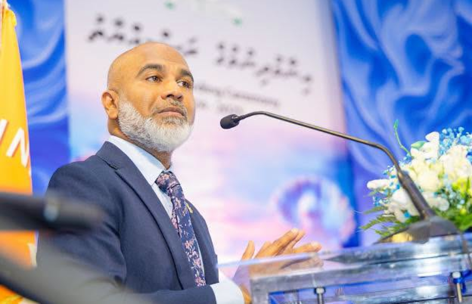 ރޭގެ ޖަލްސާގައި މިނިސްޓަރު އިސްމާއިލް ވާހަކަ ދައްކަވަނީ.-- ފޮޓޯ: އަމީނިއްޔާ ސްކޫލު