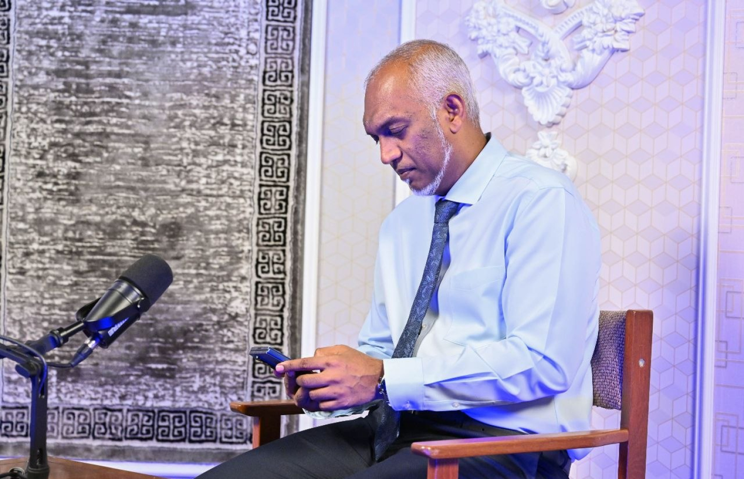 ރައީސް މުއިއްޒު "ދަ ޕަލްސް" ޮޕްރޮގްރާމްގެ ތެރެއިން ބައެއް އާންމުންގެ ވީޑިއޯ އިންޓަވިއުތައް ފޯނުން އިއްޔެ ބައްލަވާލައްވަނީ.