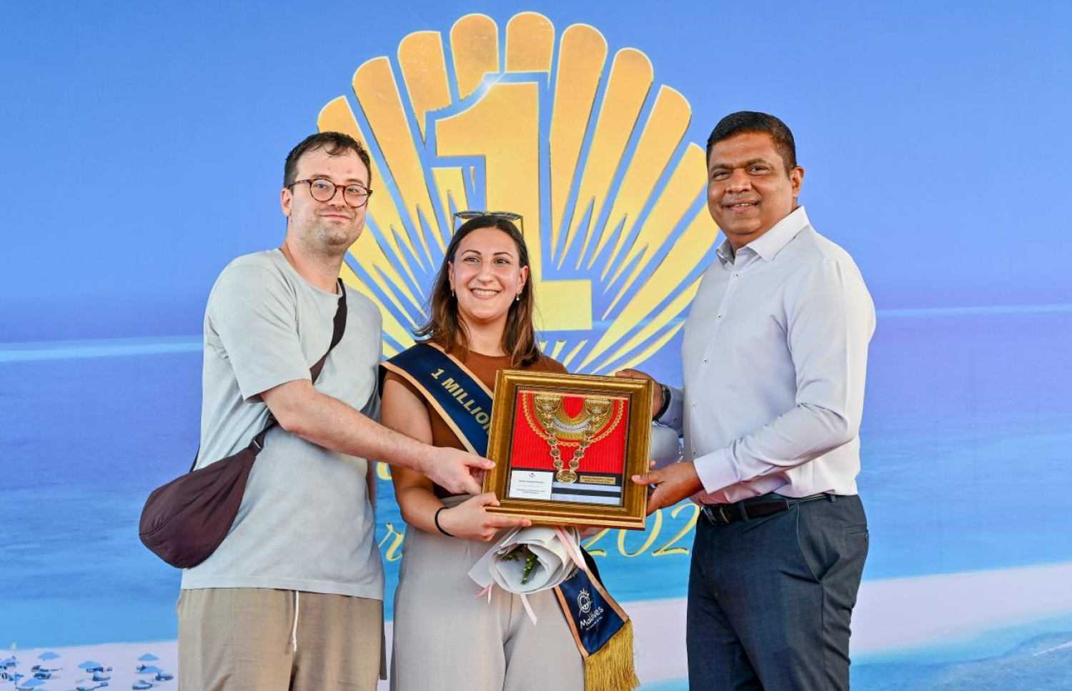 އެއްމިލިއަން ވަނަ ޓޫރިސްޓަކަށް ހޮވުނު ސްޕެއިންގެ އަލްމުދޭނާ އޮރްތޫނޯ އެސްޕާޒާ އާއި އޭނާގެ ފިރިމީހާ އަށް ޓޫރިޒަމް މިނިސްޓަރު އަމީން ހާއްސަ ހަނދާނީ ހަދިޔާއެއް ދެއްވަނީ.---ފޮޓޯ: ފަޔާޒު މޫސާ| މިހާރު
