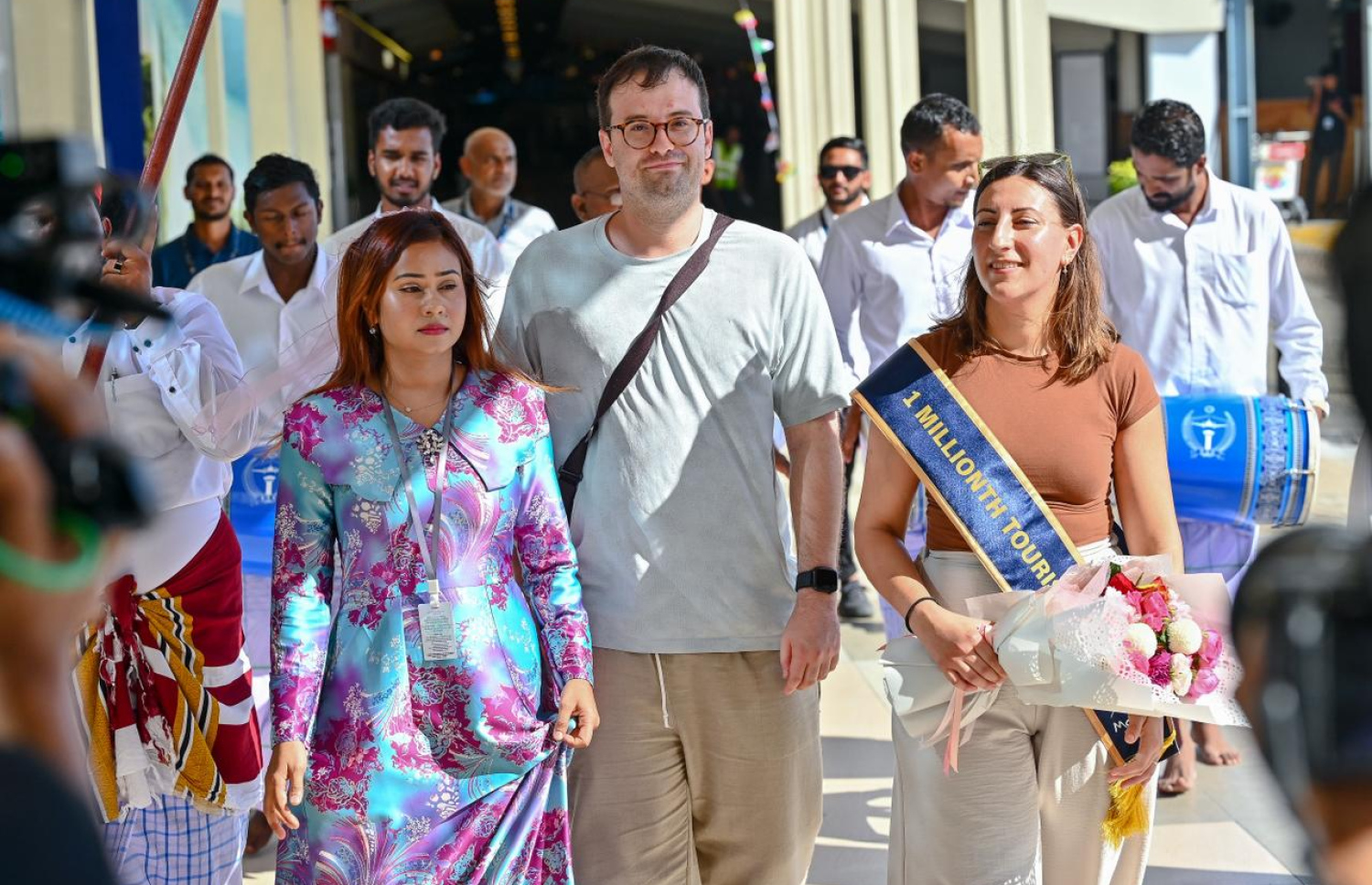 އެއްމިލިއަން ވަނަ ޓޫރިސްޓަކަށް ހޮވުނު ސްޕެއިންގެ އަލްމުދޭނާ އޮރްތޫނޯ އެސްޕާޒާ އާއި އޭނާގެ ފިރިމީހާ އަށް ވެލާނާ އިންޓަނޭޝަނަލް އެއާޕޯޓުން މިއަދު މަރުހަބާ ކިޔަނީ.---ފޮޓޯ: ފަޔާޒު މޫސާ| މިހާރު