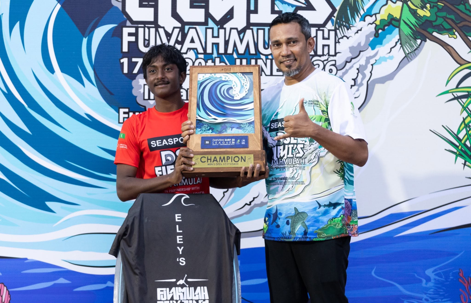 ވިވާއު، މެންސް އޯޕަން ޗެމްޕިއަން ޓްރޮފީއާ ހަވާލުވަނީ.-- ފޮޓޯ: ސްޕޯޓްސް މިނިސްޓްރީ