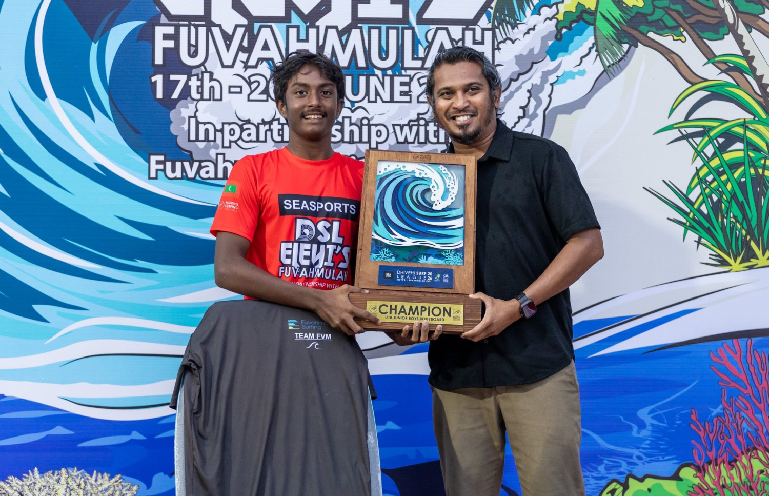 ވިވާއު، ޖޫނިއާ ޗެމްޕިއަން ޓްރޮފީއާ ހަވާލުވަނީ.-- ފޮޓޯ: ސްޕޯޓްސް މިނިސްޓްރީ